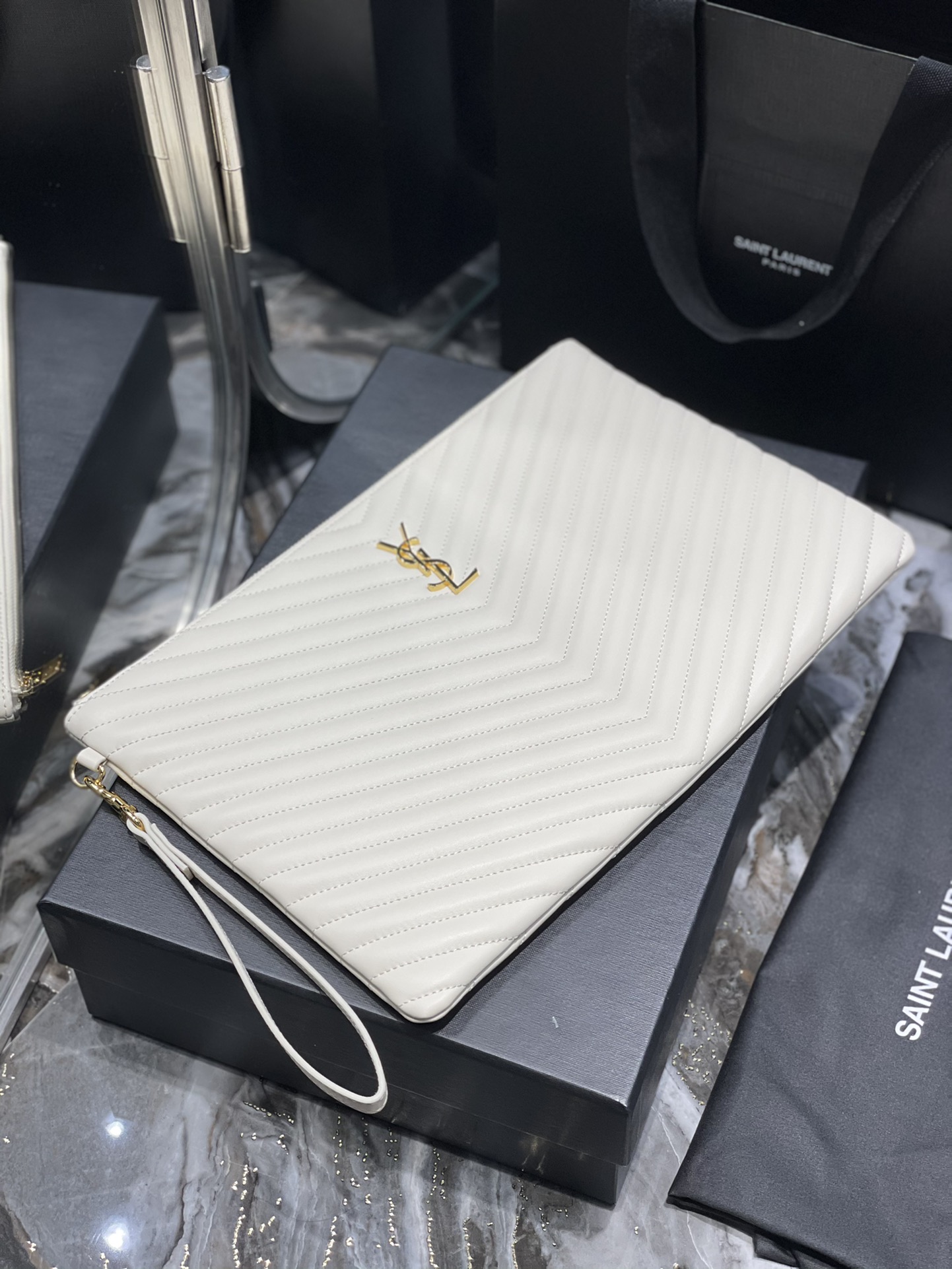 Handbags SAINT LAURENT 440222 size 36x24.5x2.5 cm - vstockx