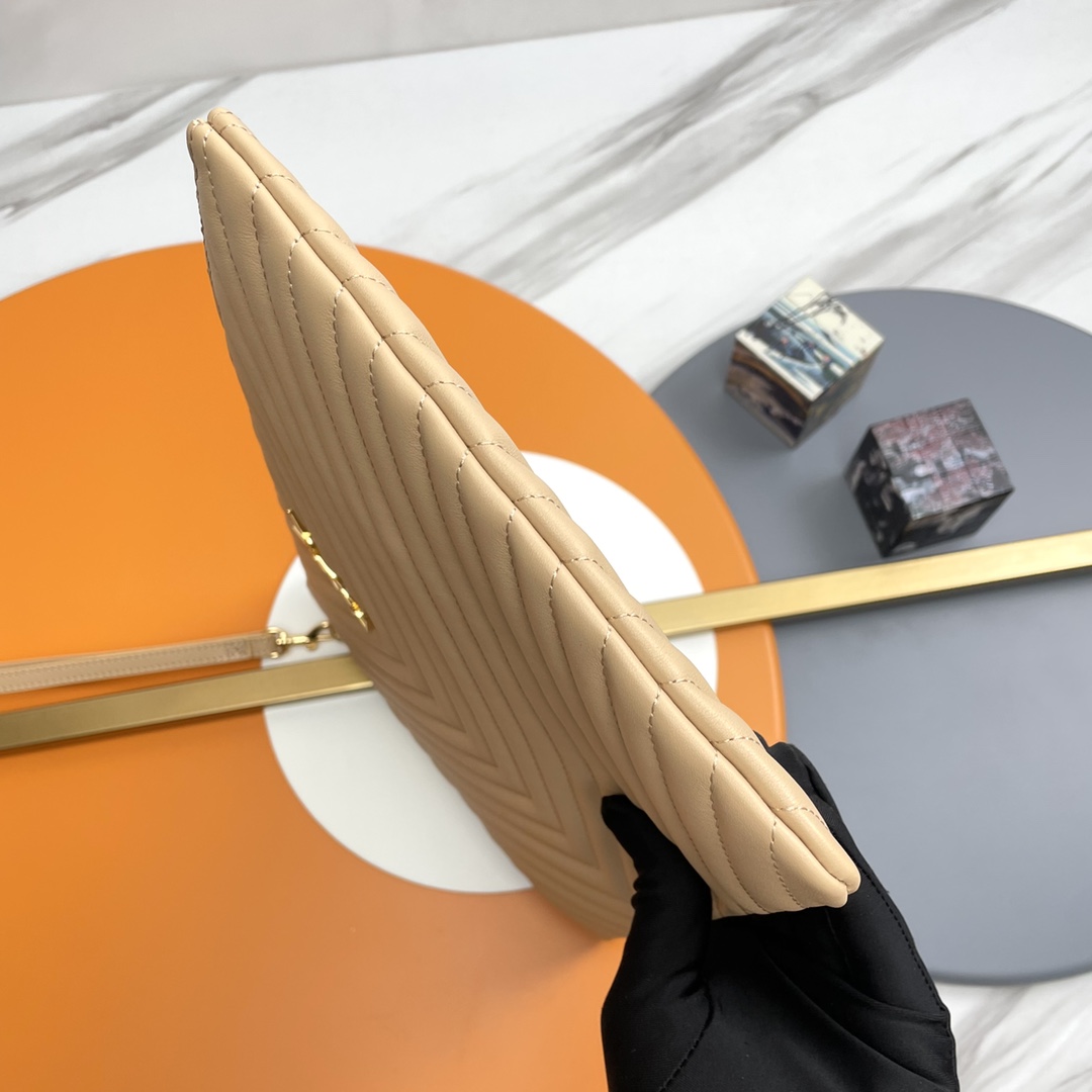 Handbags SAINT LAURENT 440222 size 36x24.5x2.5 cm - vstockx