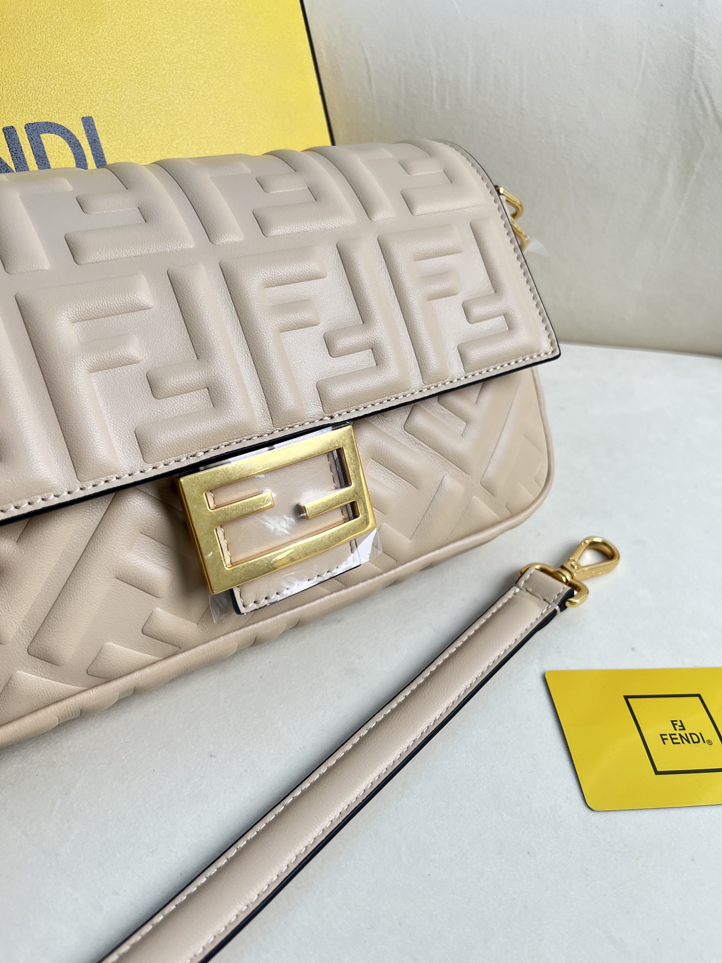 handbags FENDI 211 size:27*15*6cm - vstockx