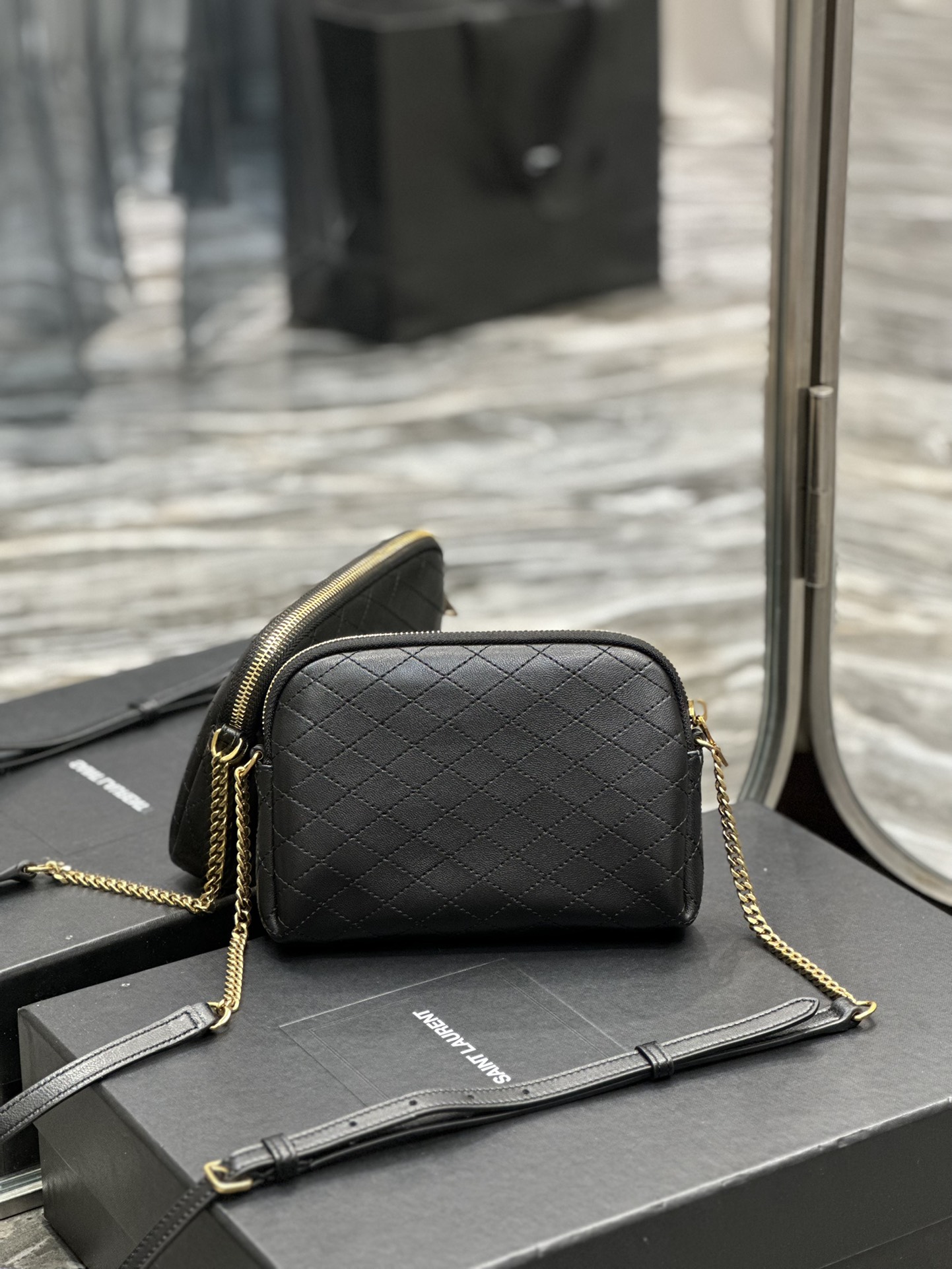 Handbags SAINT LAURENT 733667 size 19x12.5x4 cm - vstockx