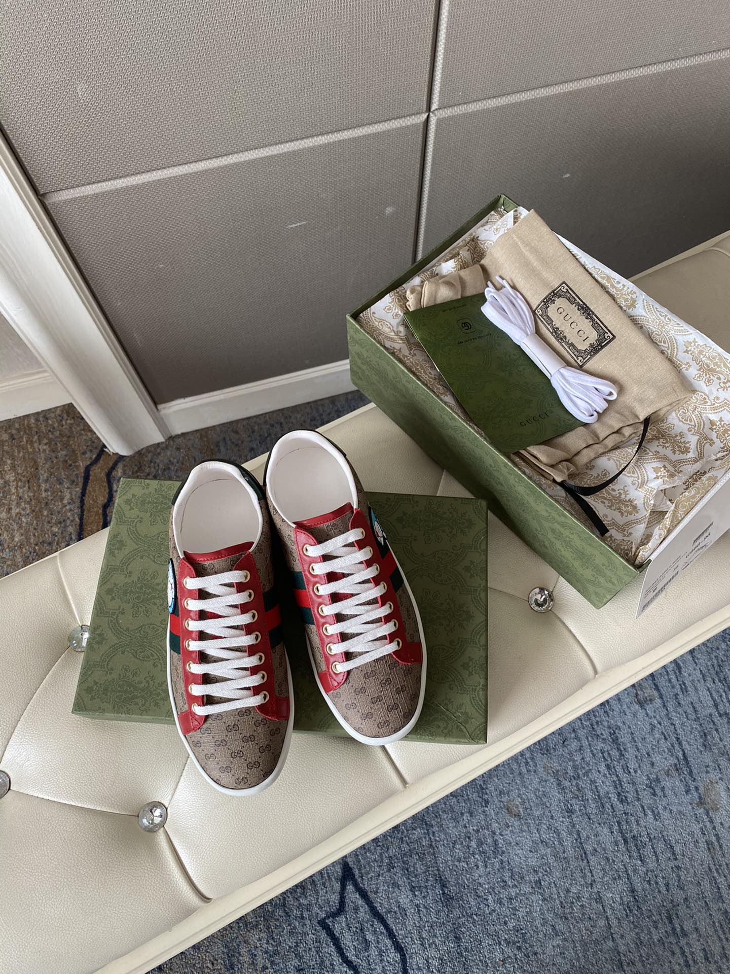 Gucci Women's Ace sneaker with bee sneaker 4 - vstockx