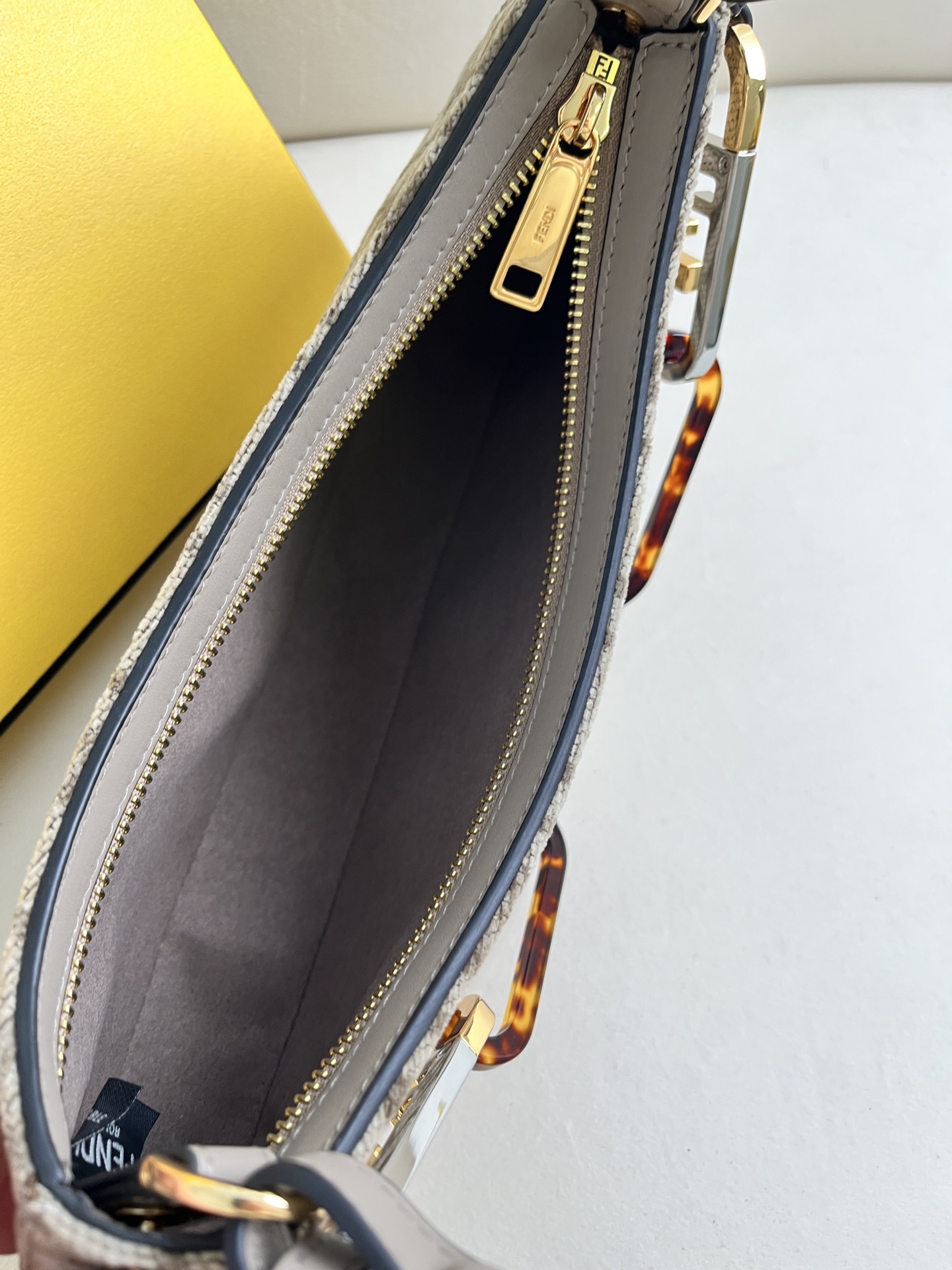 handbags FENDI 225 size:32*11*5cm - vstockx