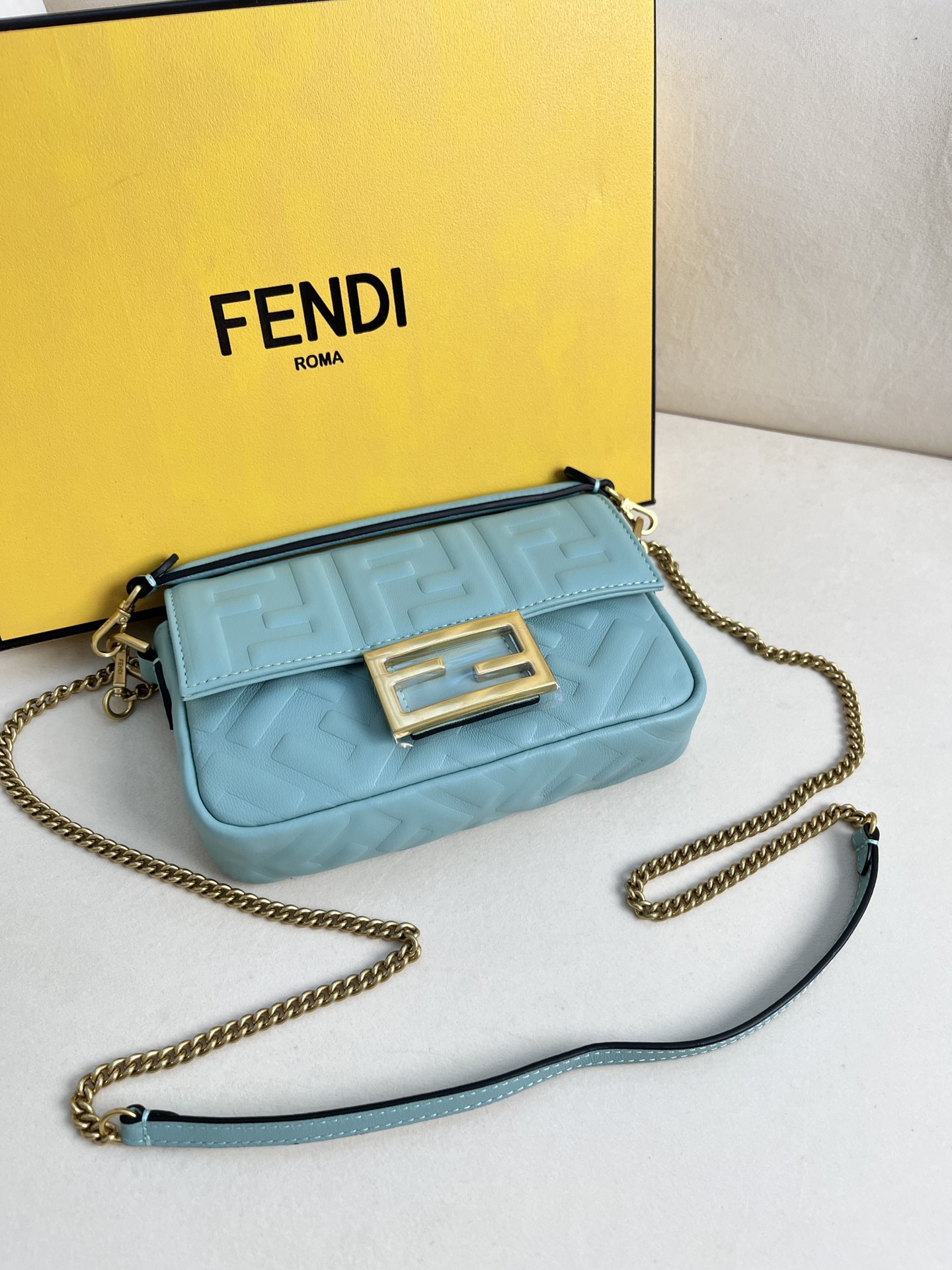 handbags FENDI 212 size:19*11.5*4cm - vstockx