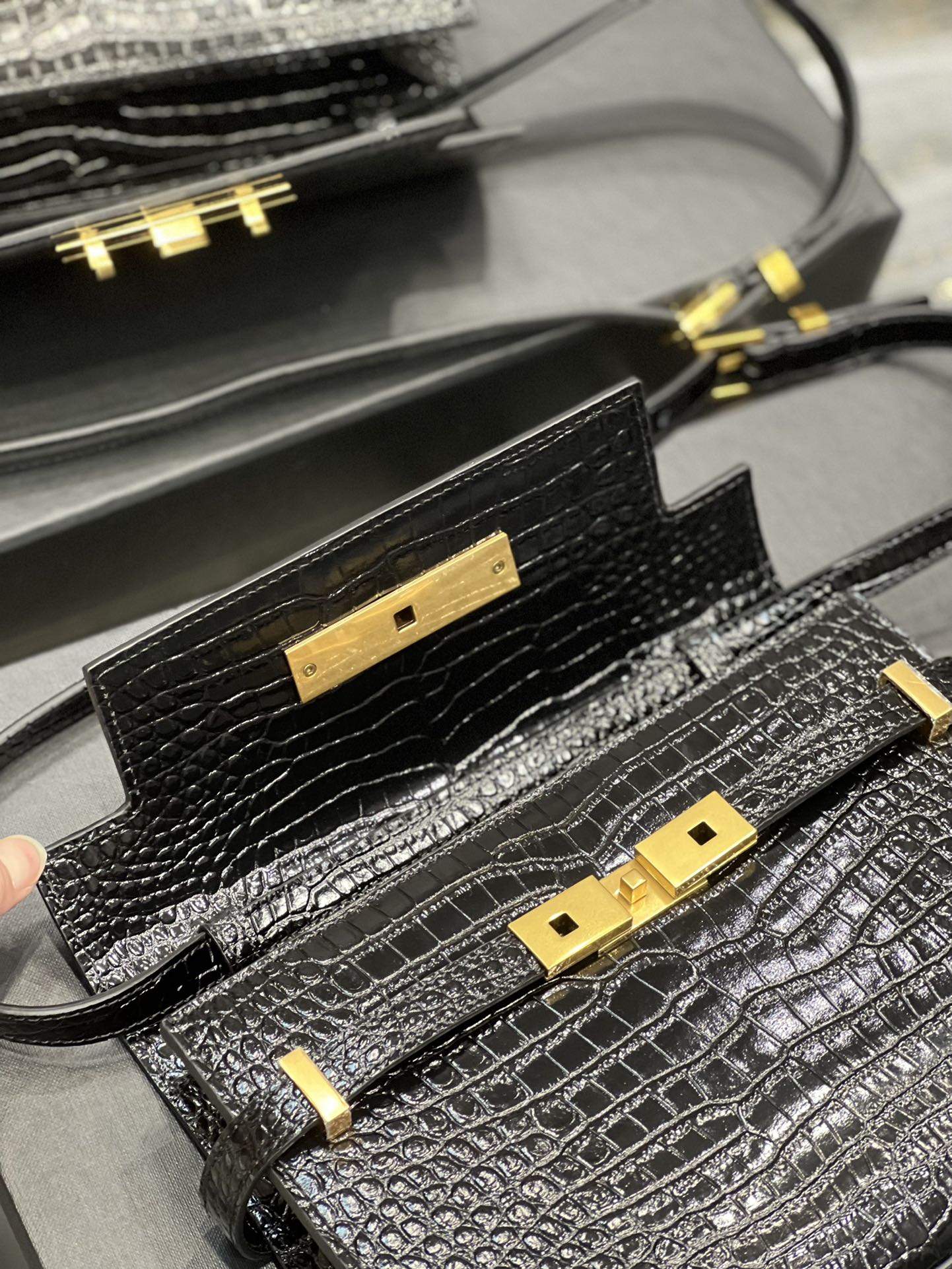 Handbags SAINT LAURENT 675626 size 24x17.5x6 cm - vstockx