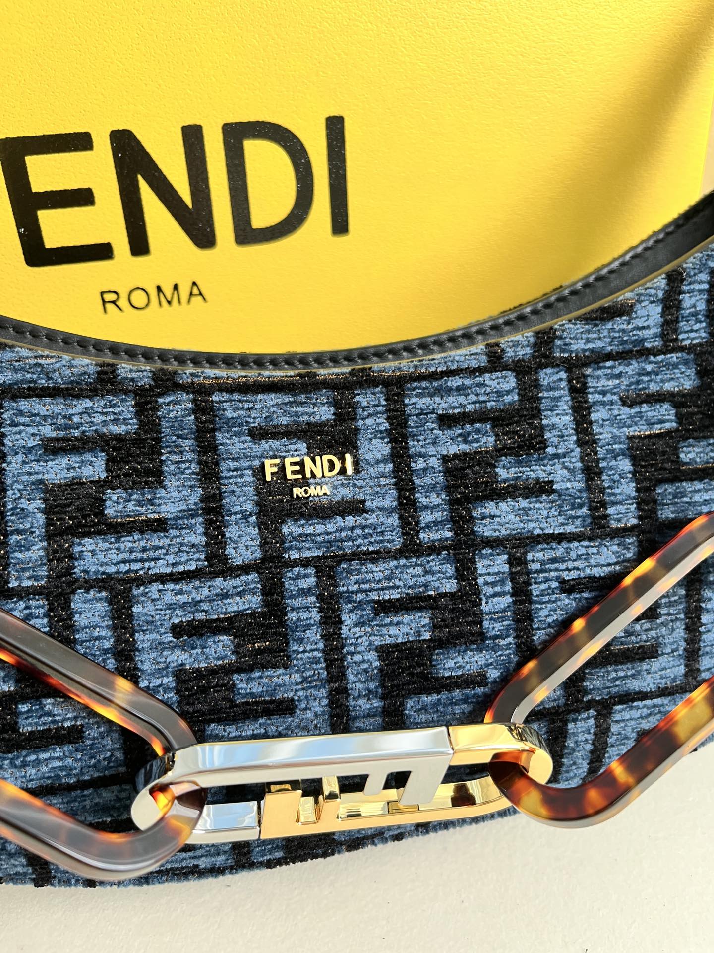 handbags FENDI 225 size:32*11*5cm - vstockx