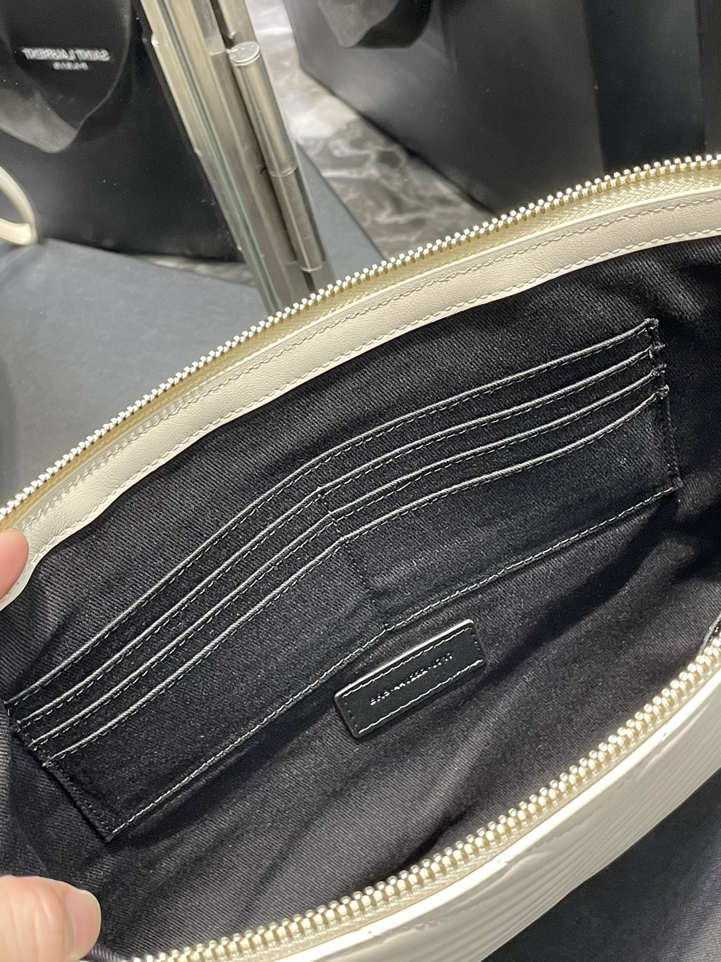 Handbags SAINT LAURENT 440222 size 36x24.5x2.5 cm - vstockx
