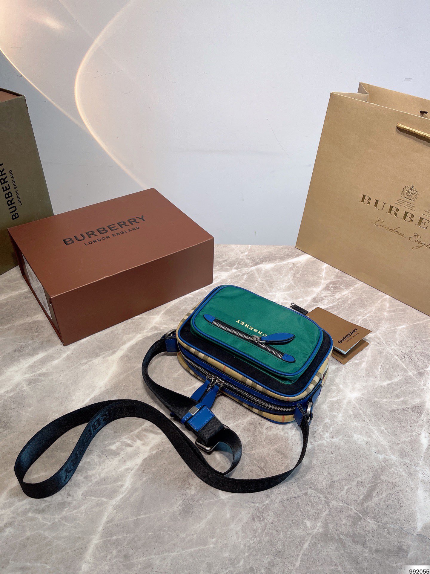 Burberry   ͱ      ෲͬ               ճ     21cm X14cm - vstockx