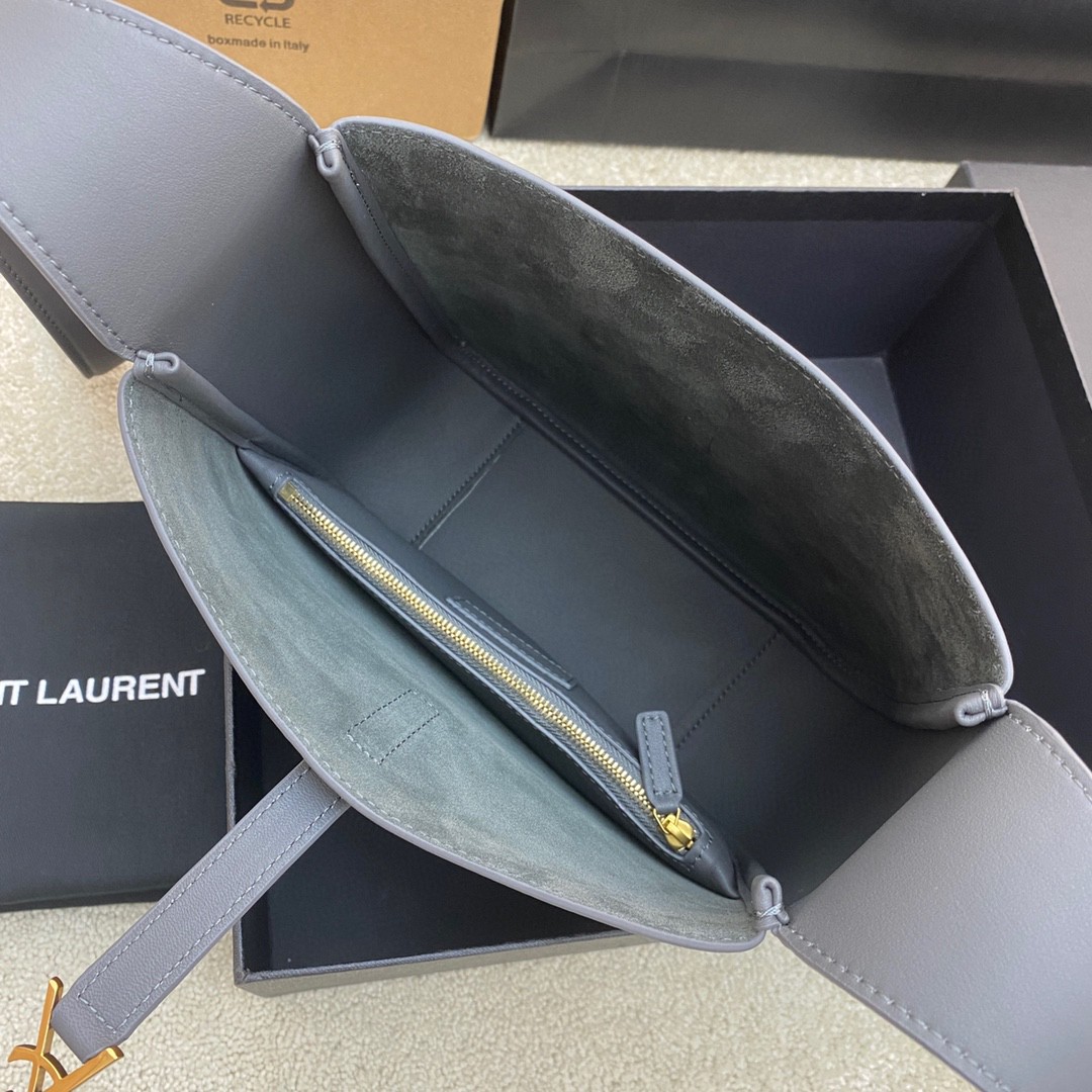 Handbags SAINT LAURENT 713938 size 22x22x10 cm - vstockx