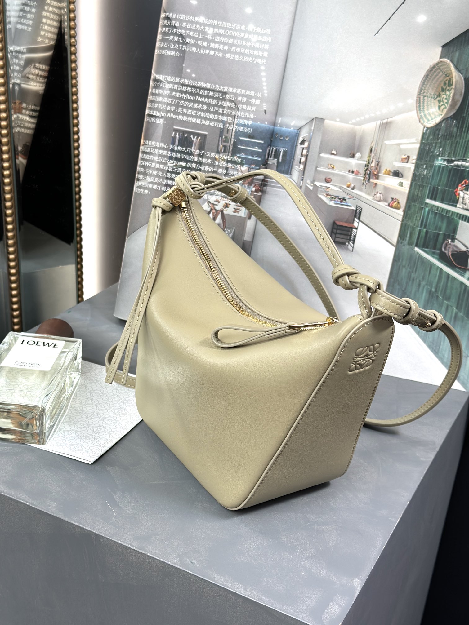 Handbags LOEWE   size:28-17-9.5 cm - vstockx