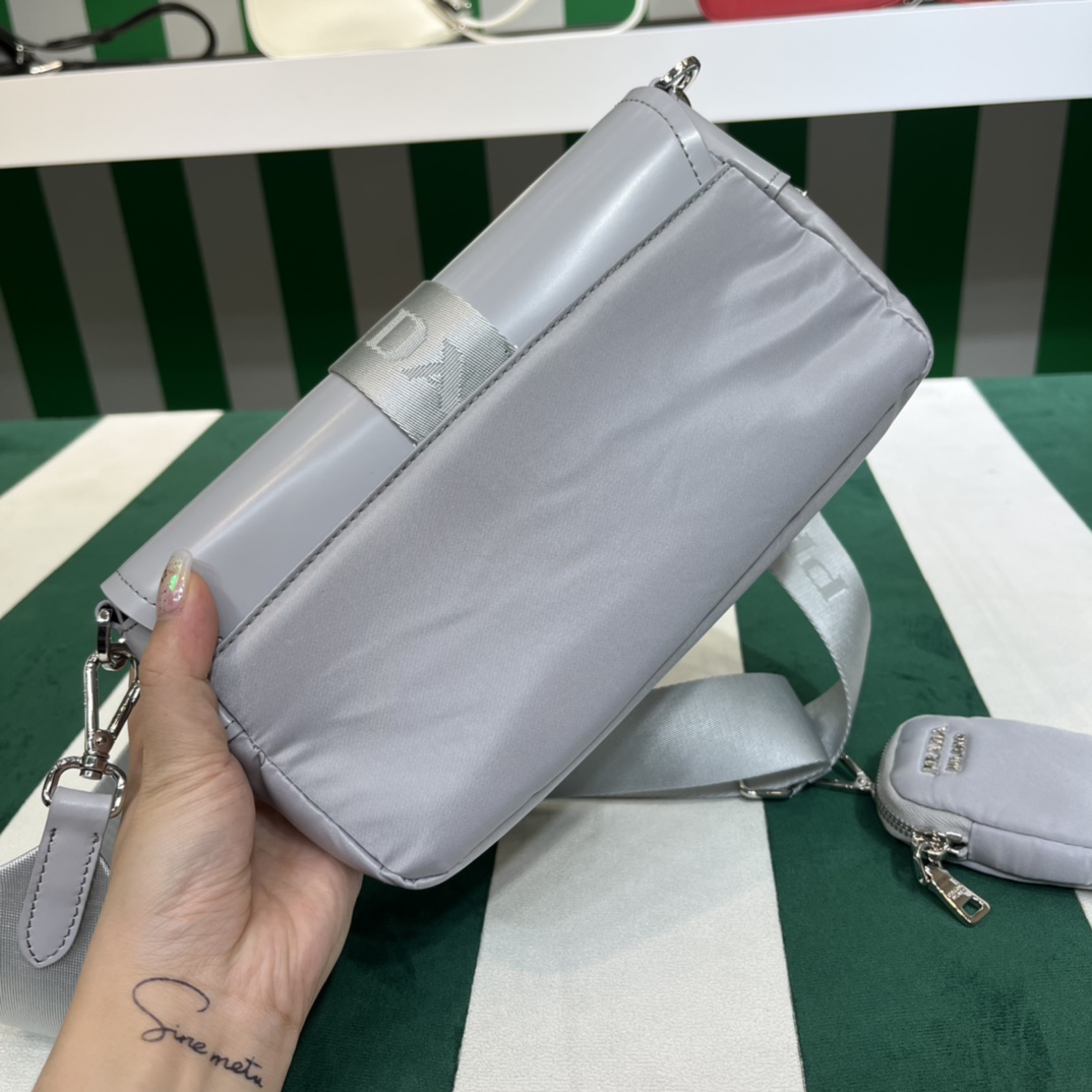 Handbags Prada 1BD295 size:22*7.5*14 cm - vstockx