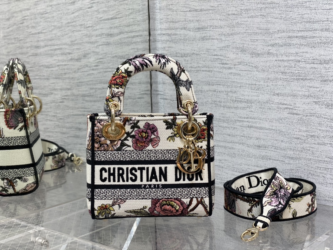 Handbag Dior size 17*7*15 cm - vstockx