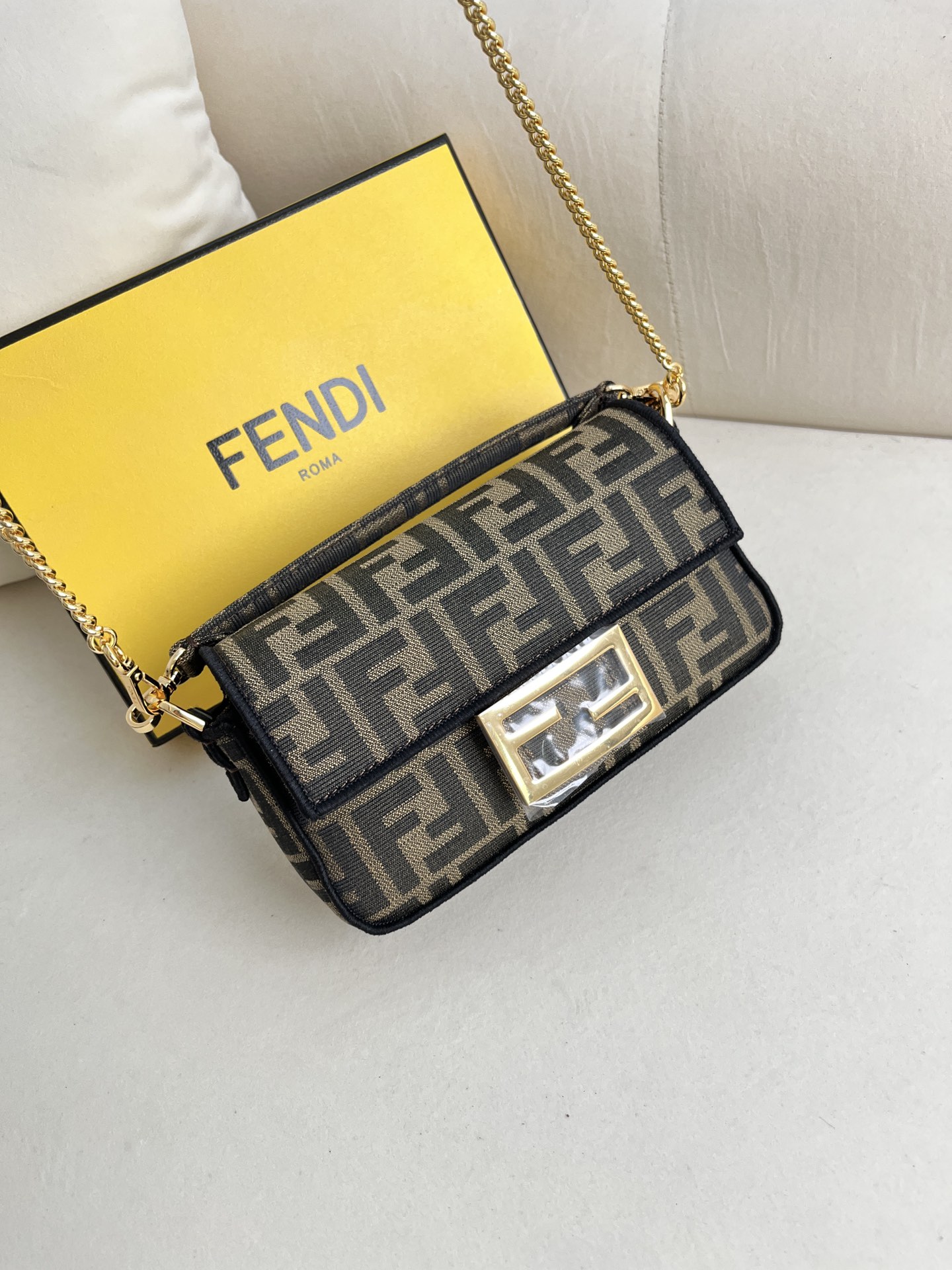 handbags FENDI 103 size:15*27*6cm - vstockx