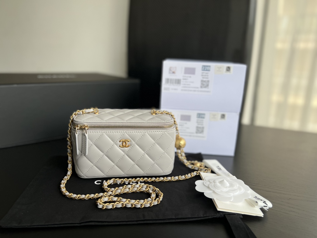 Handbag Chanel AP2303 size 17cmx9.5cmx8 cm - vstockx