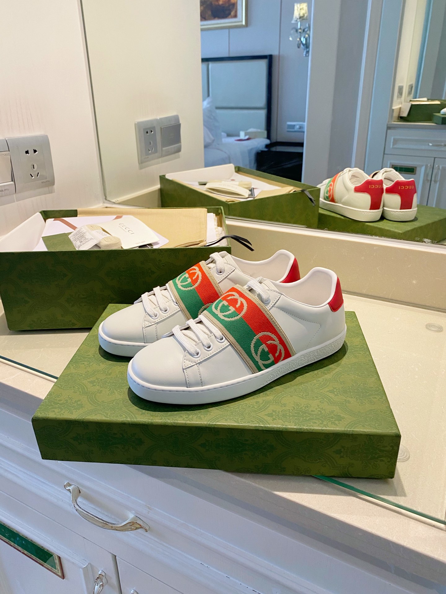 Gucci Women's Ace sneaker with bee sneaker 4 - vstockx