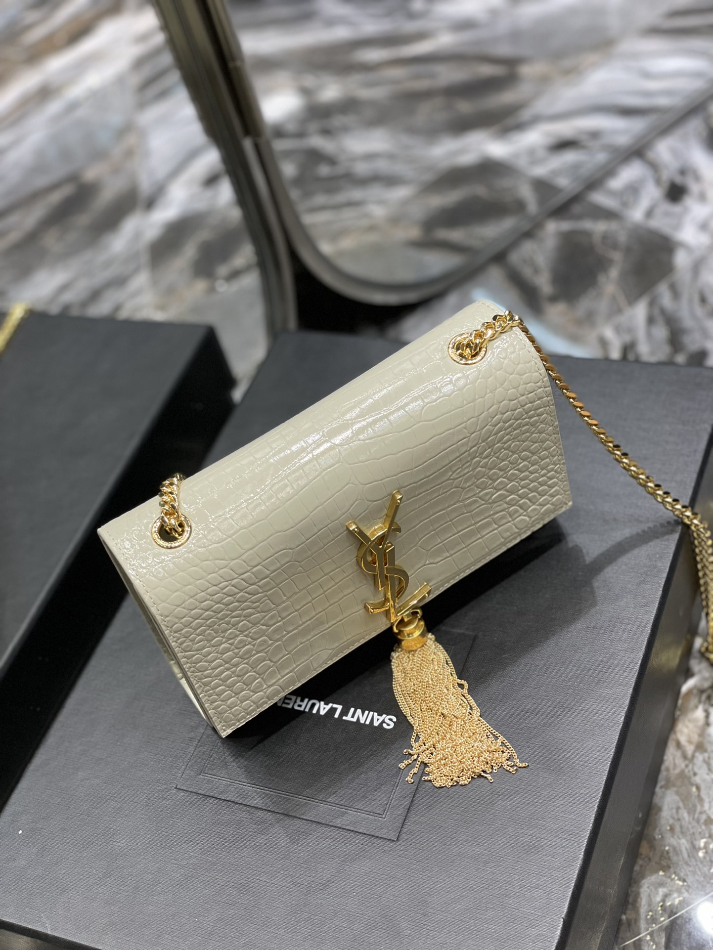 Handbags SAINT LAURENT 469390 size 20x13.5x5.5 cm - vstockx