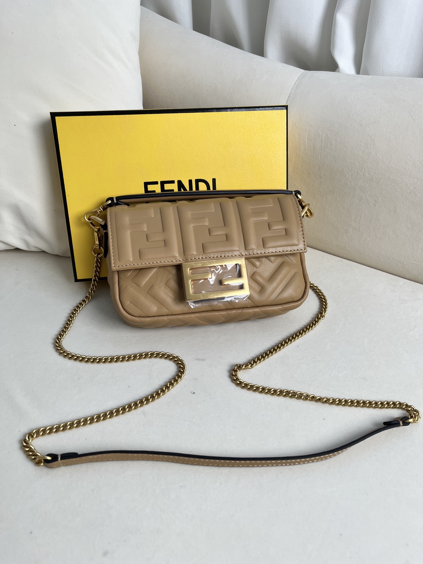 handbags FENDI 212 size:19*11.5*4cm - vstockx