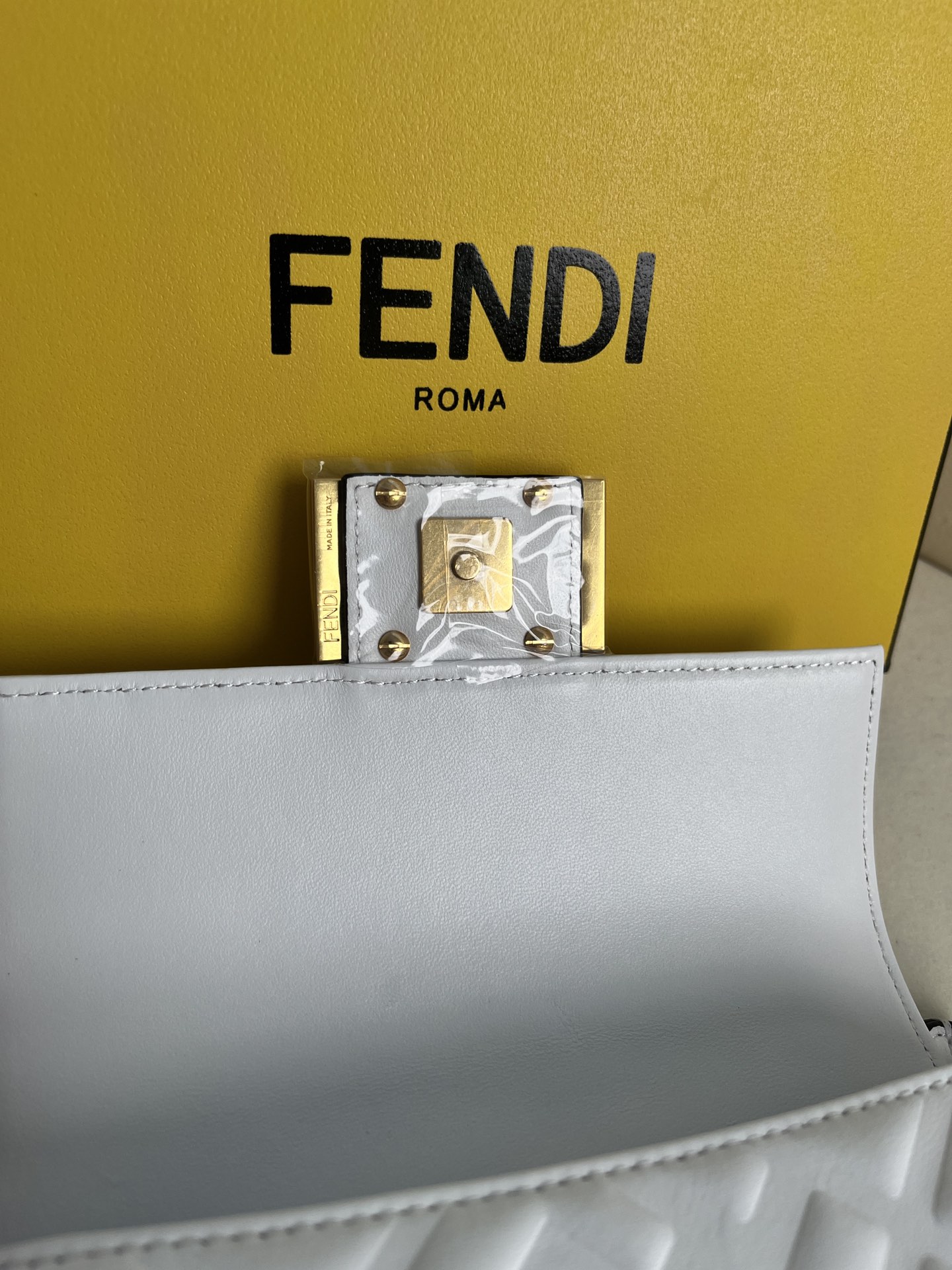 handbags FENDI 212 size:19*11.5*4cm - vstockx