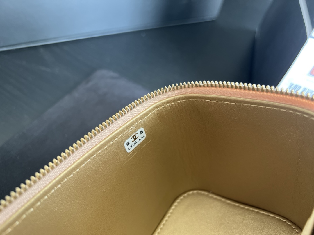 Handbag Chanel AP2303 size 17cmx9.5cmx8 cm - vstockx