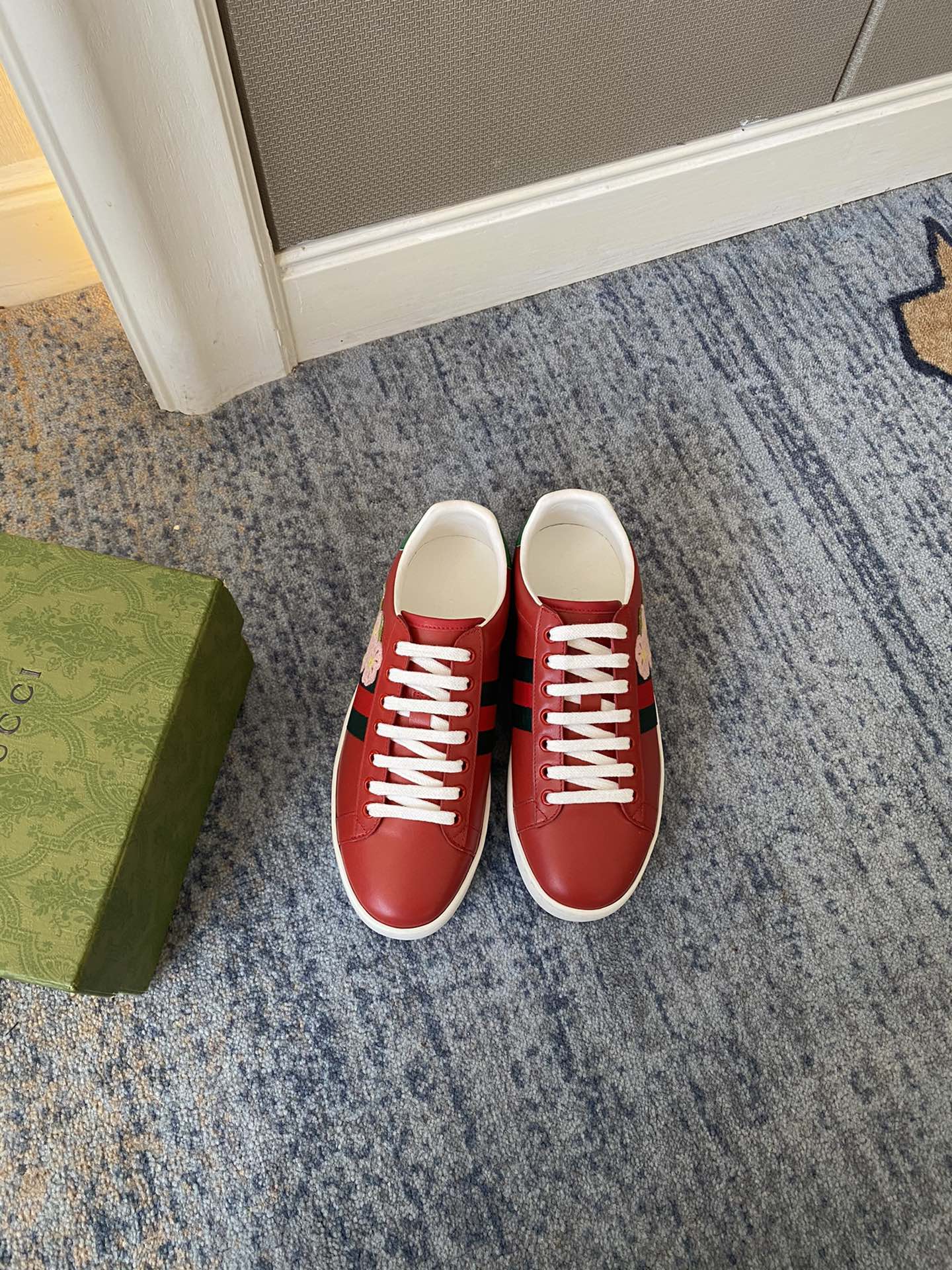 Gucci Women's Ace sneaker with bee sneaker 4 - vstockx