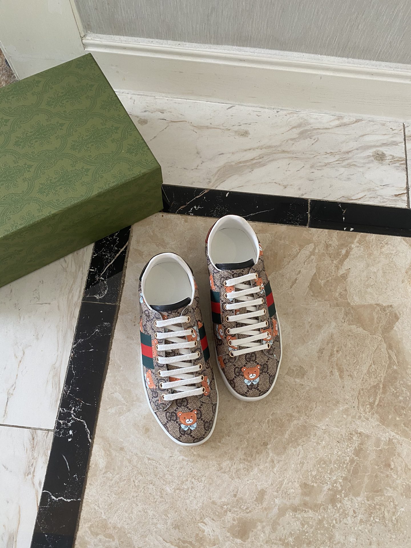 Gucci Women's Ace sneaker with bee sneaker 4 - vstockx