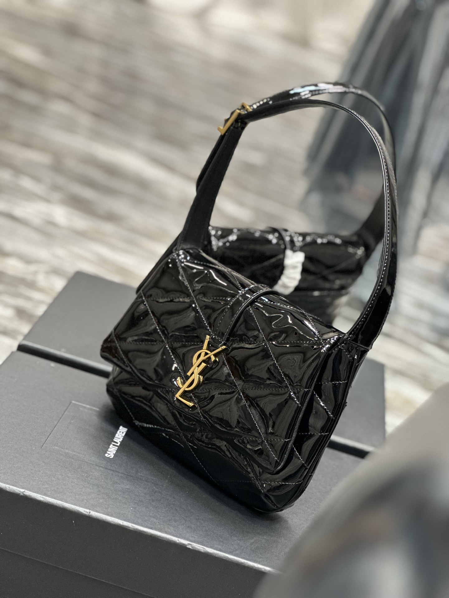 Handbags SAINT LAURENT 698567 size 24  18  5.5 cm - vstockx