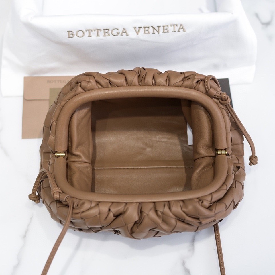 handbags Bottega Veneta The pouch size:23*13*8 - vstockx