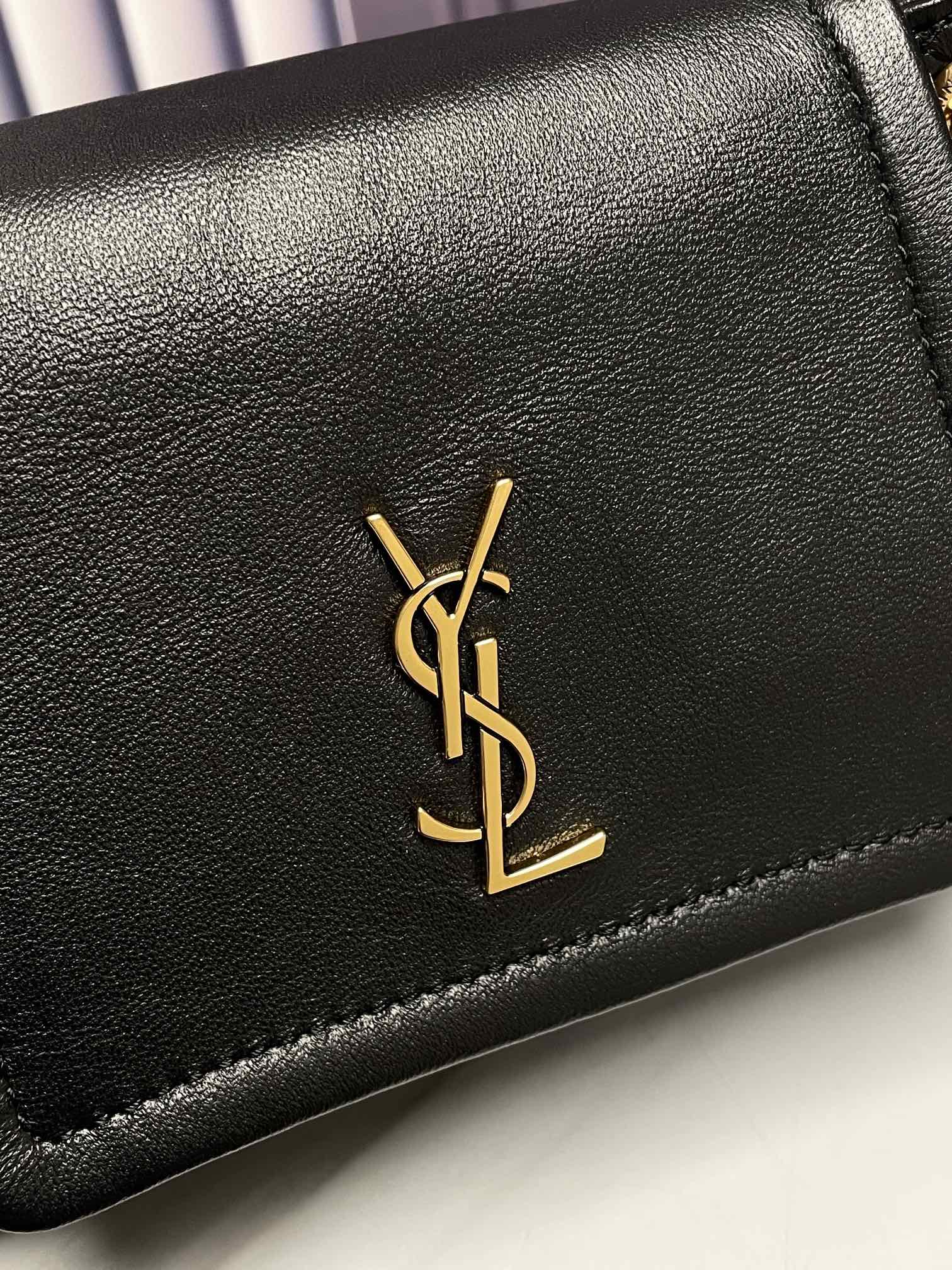 Handbags SAINT LAURENT 672738 size 18x13x6 cm - vstockx