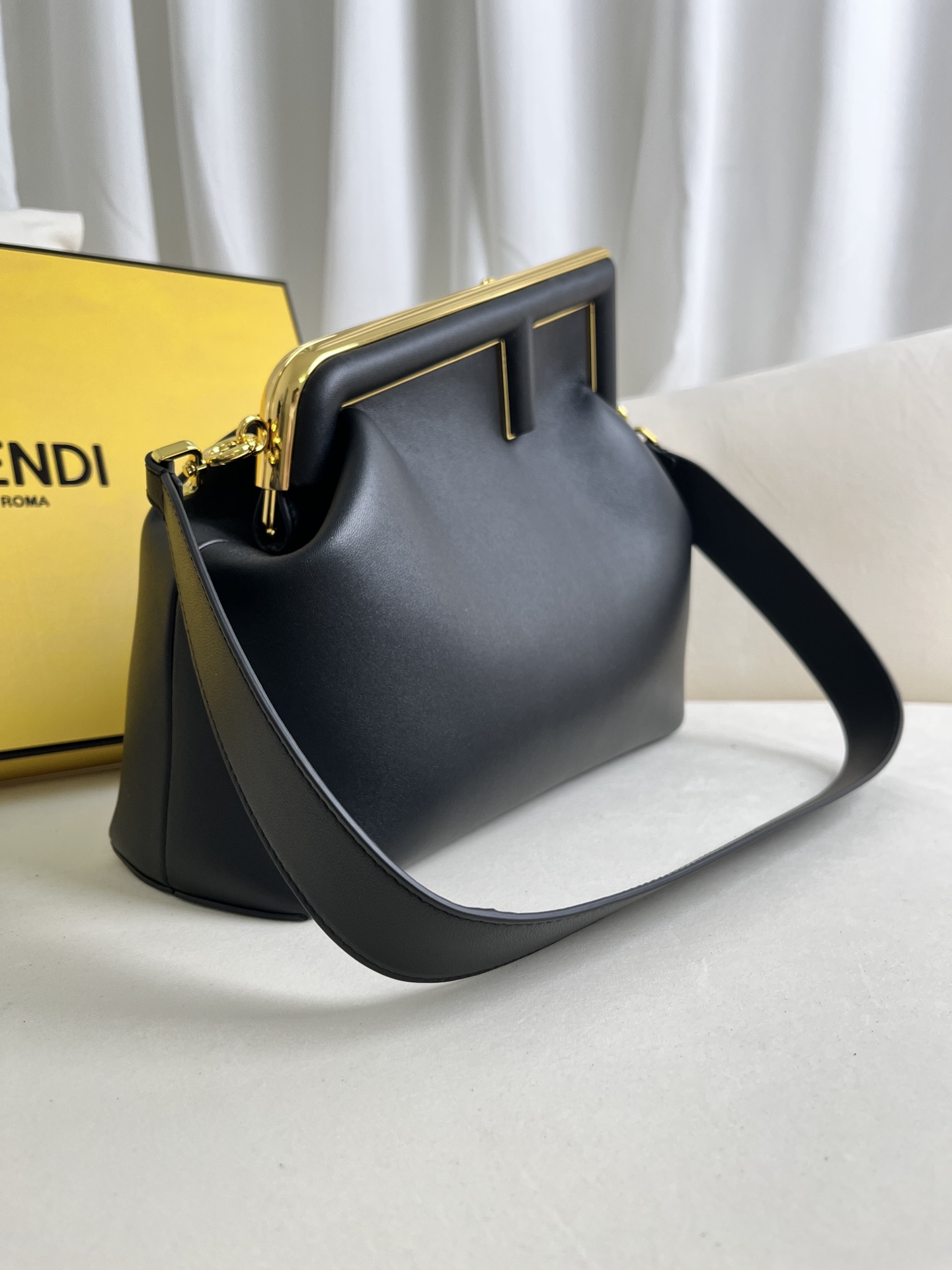 handbags FENDI 209 size:32.5*15*23.5cm - vstockx