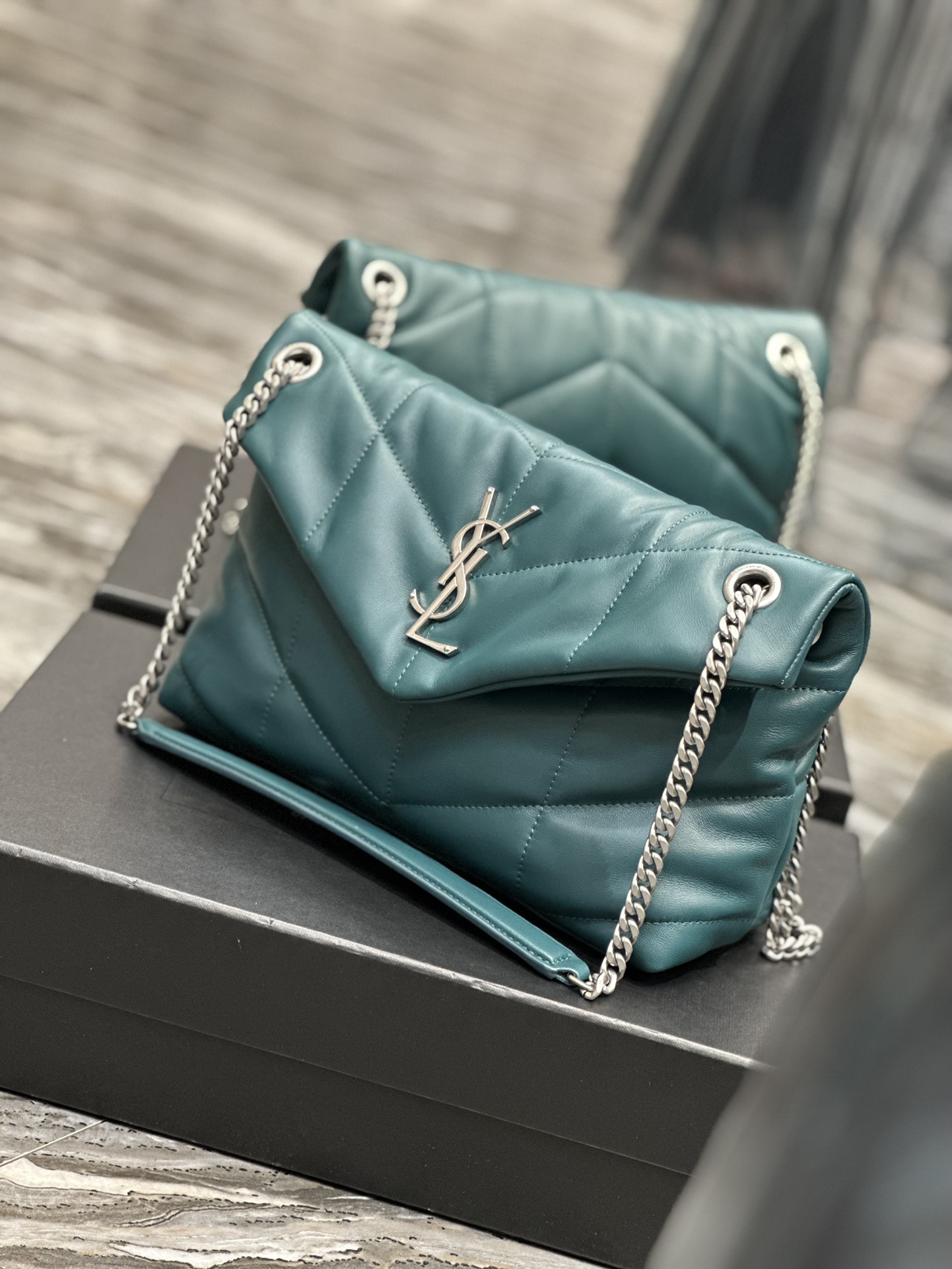 Handbags SAINT LAURENT 577476 size 29x17x11 cm - vstockx