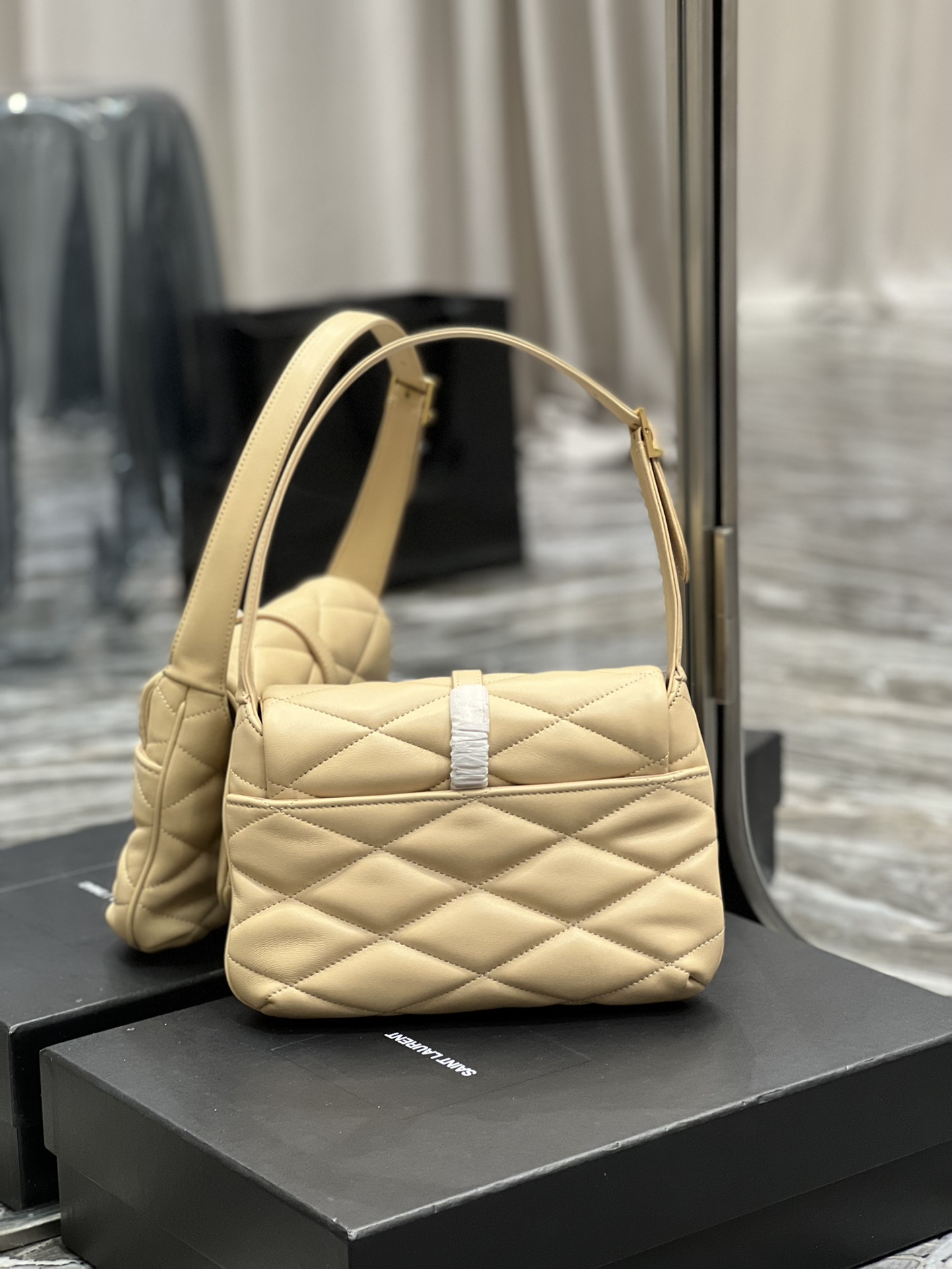 Handbags SAINT LAURENT 698567 size 24  18  5.5 cm - vstockx