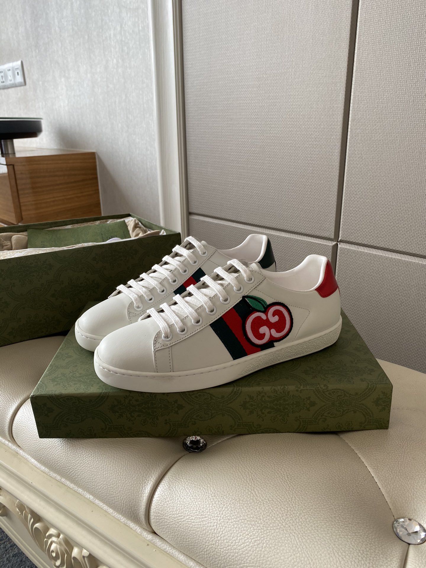 Gucci Women's Ace sneaker with bee sneaker 4 - vstockx