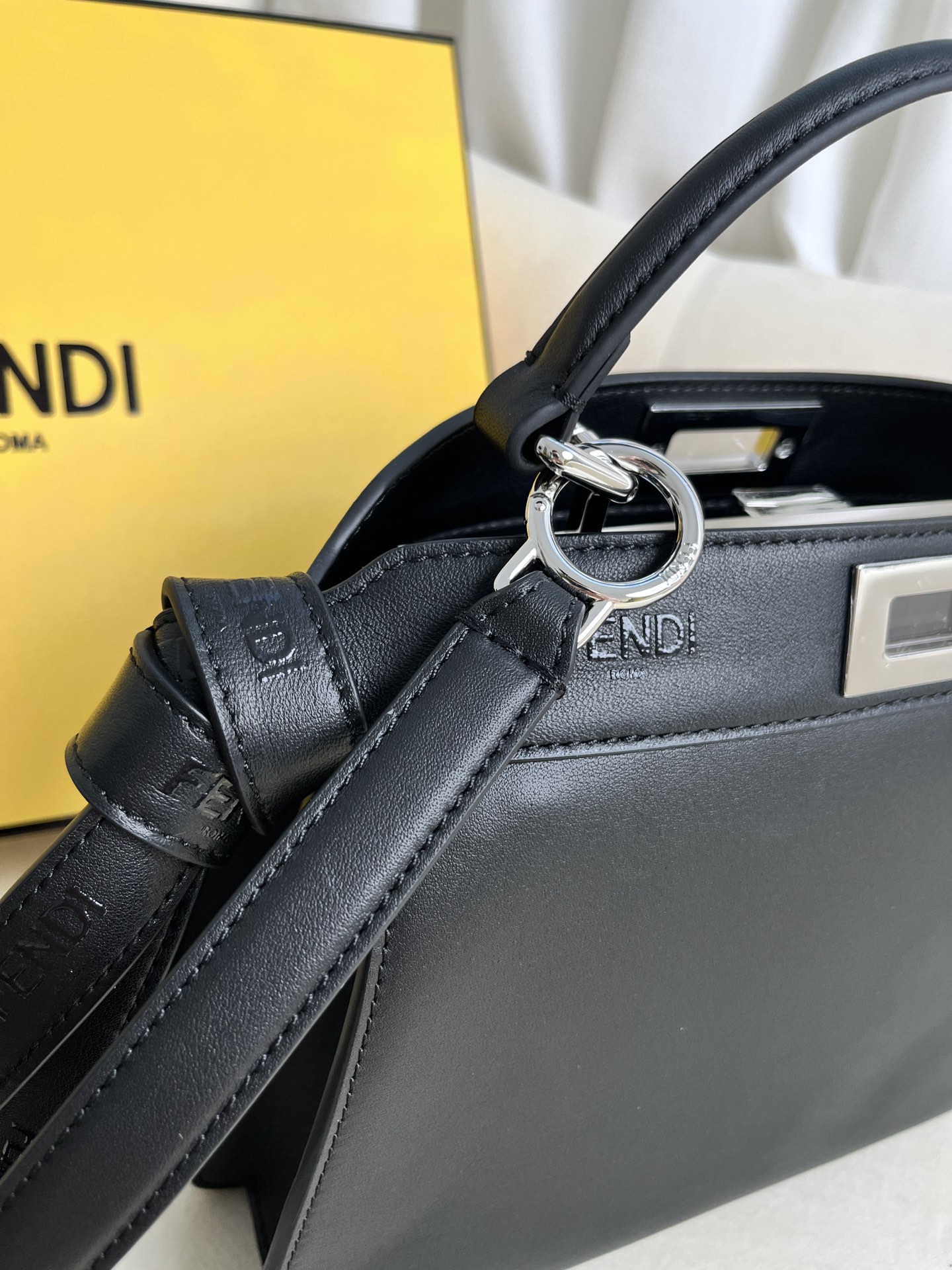 handbags FENDI 210 size:27*11*20cm - vstockx
