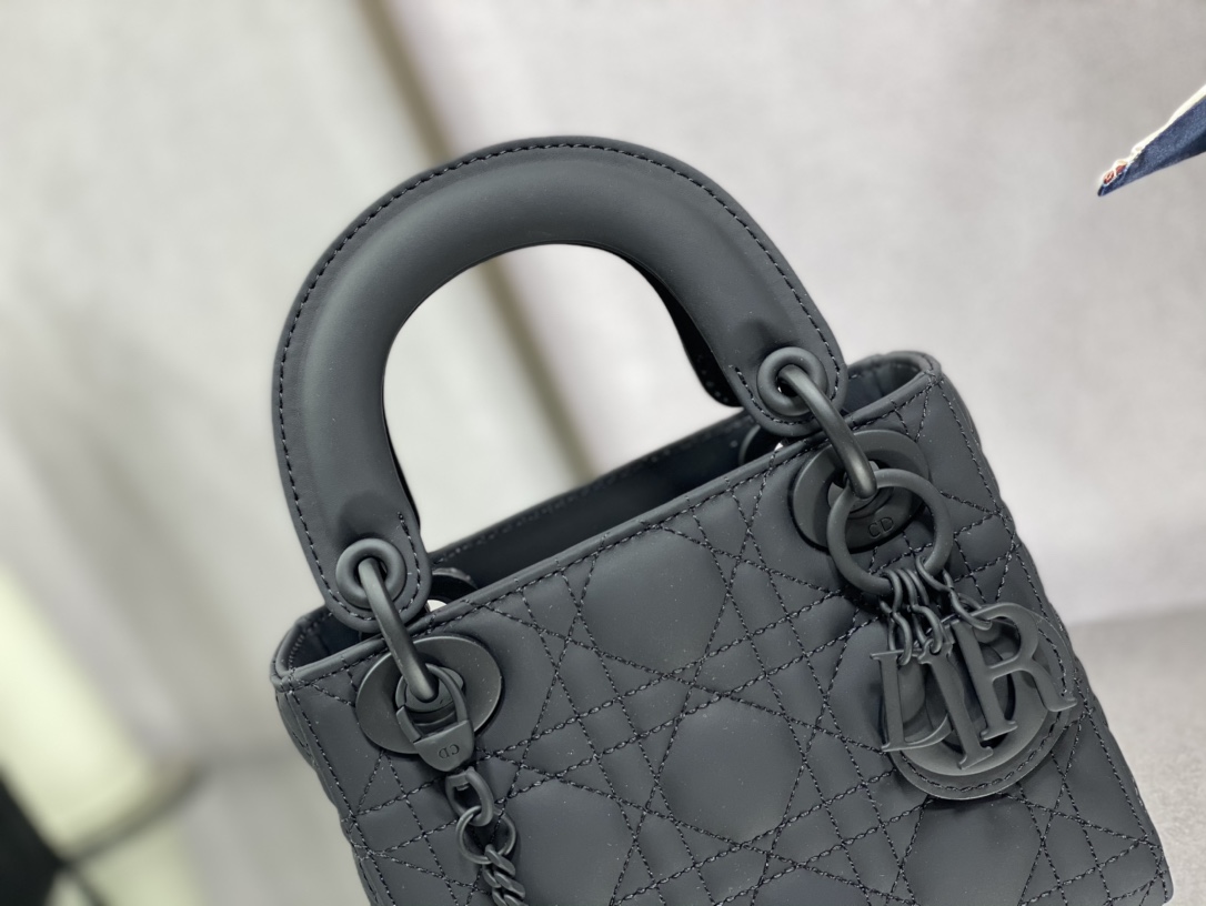 Handbag Dior size 17 cm - vstockx