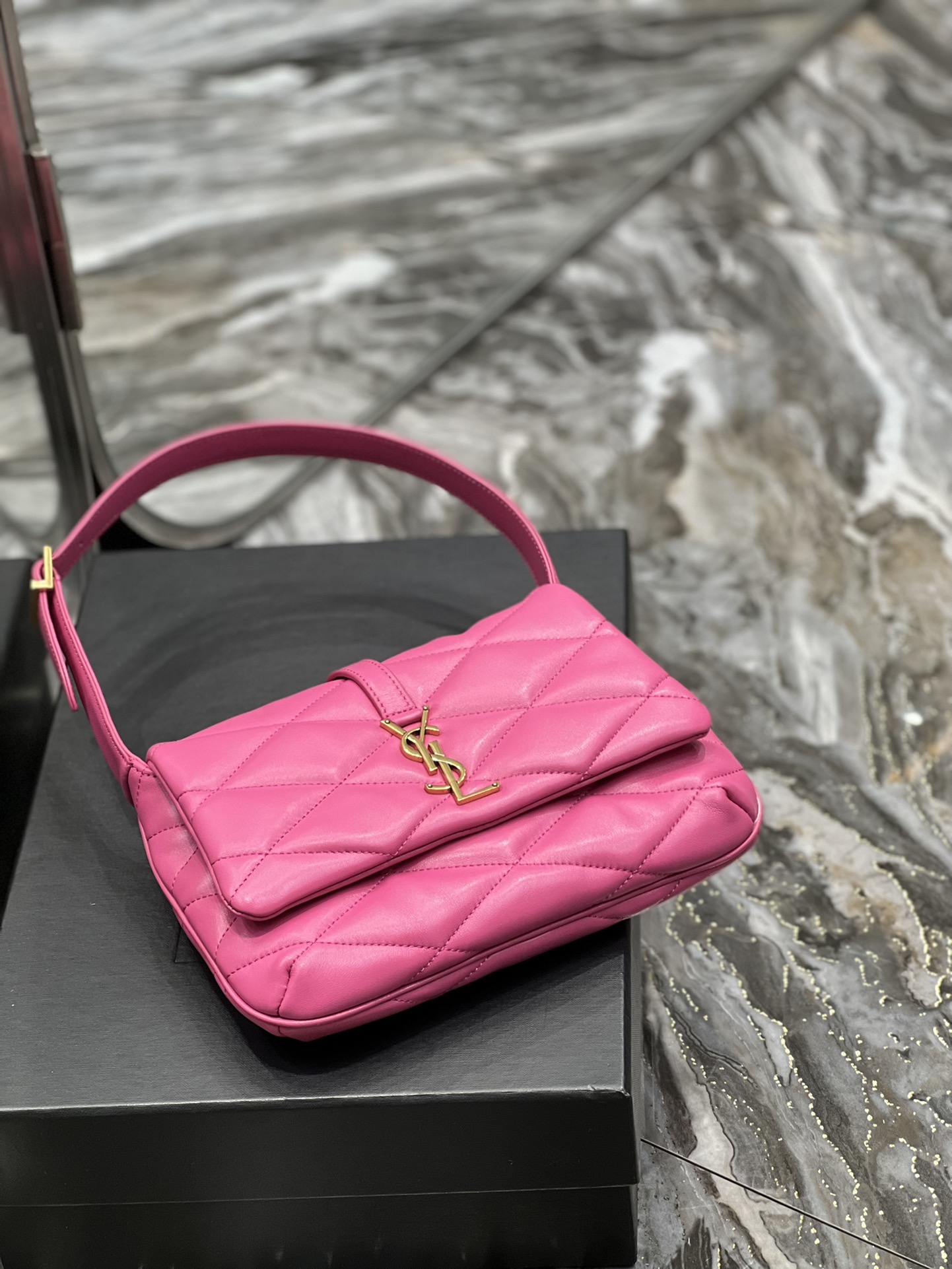 Handbags SAINT LAURENT 698567 size 24  18  5.5 cm - vstockx