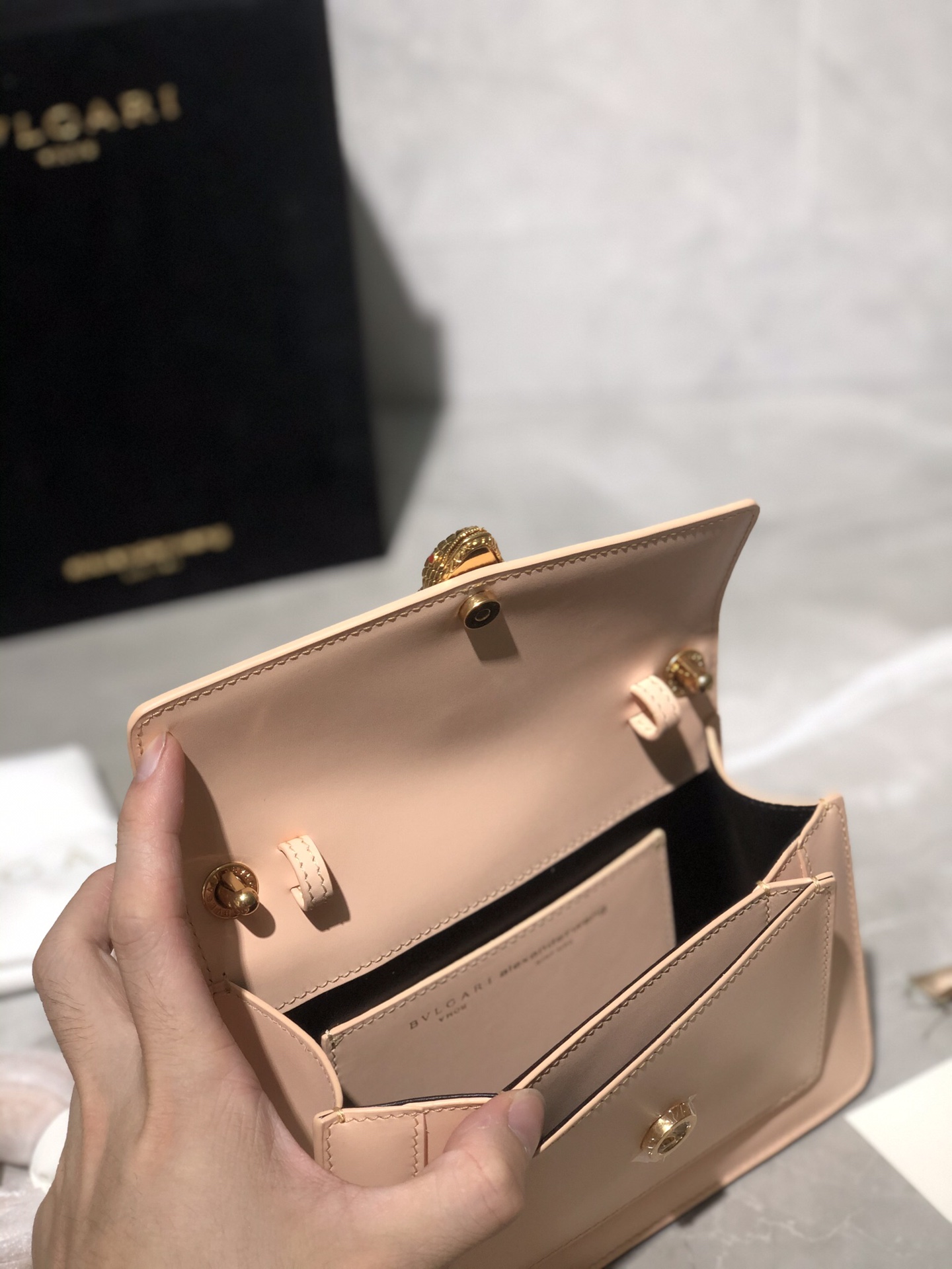 Handbags Bvlgari 288739 size:18.5*13*6.5 cm - vstockx