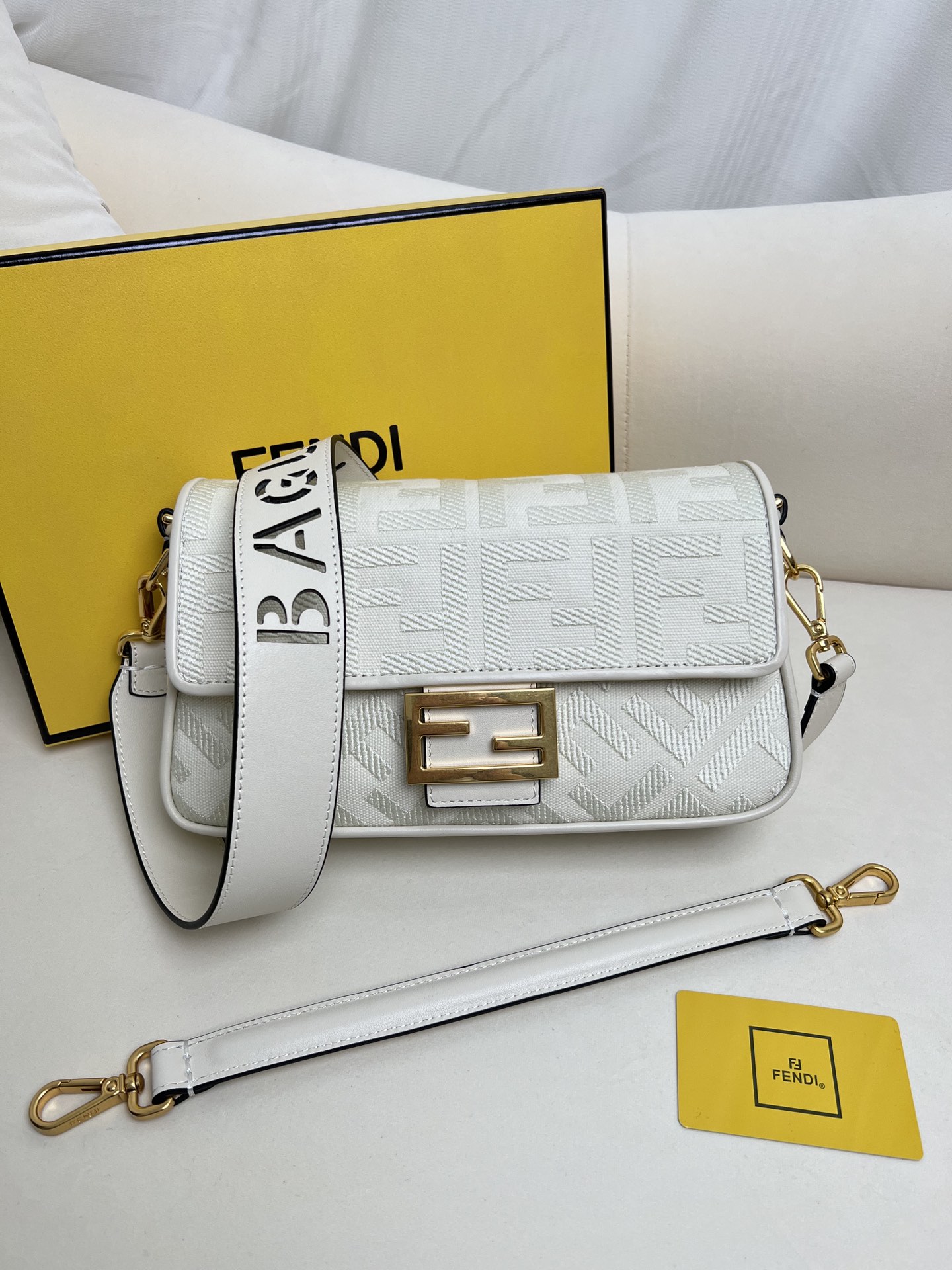 handbags FENDI Baguette size:26*6.5*13.5cm - vstockx