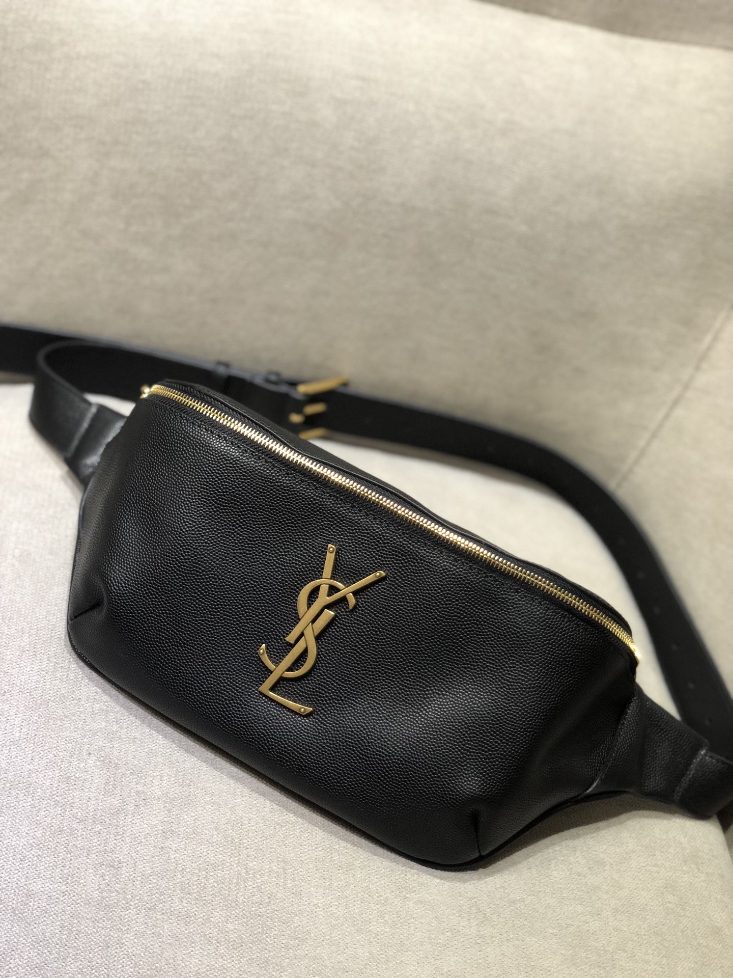 Handbags SAINT LAURENT 569737 size 25  14  3.5 cm - vstockx