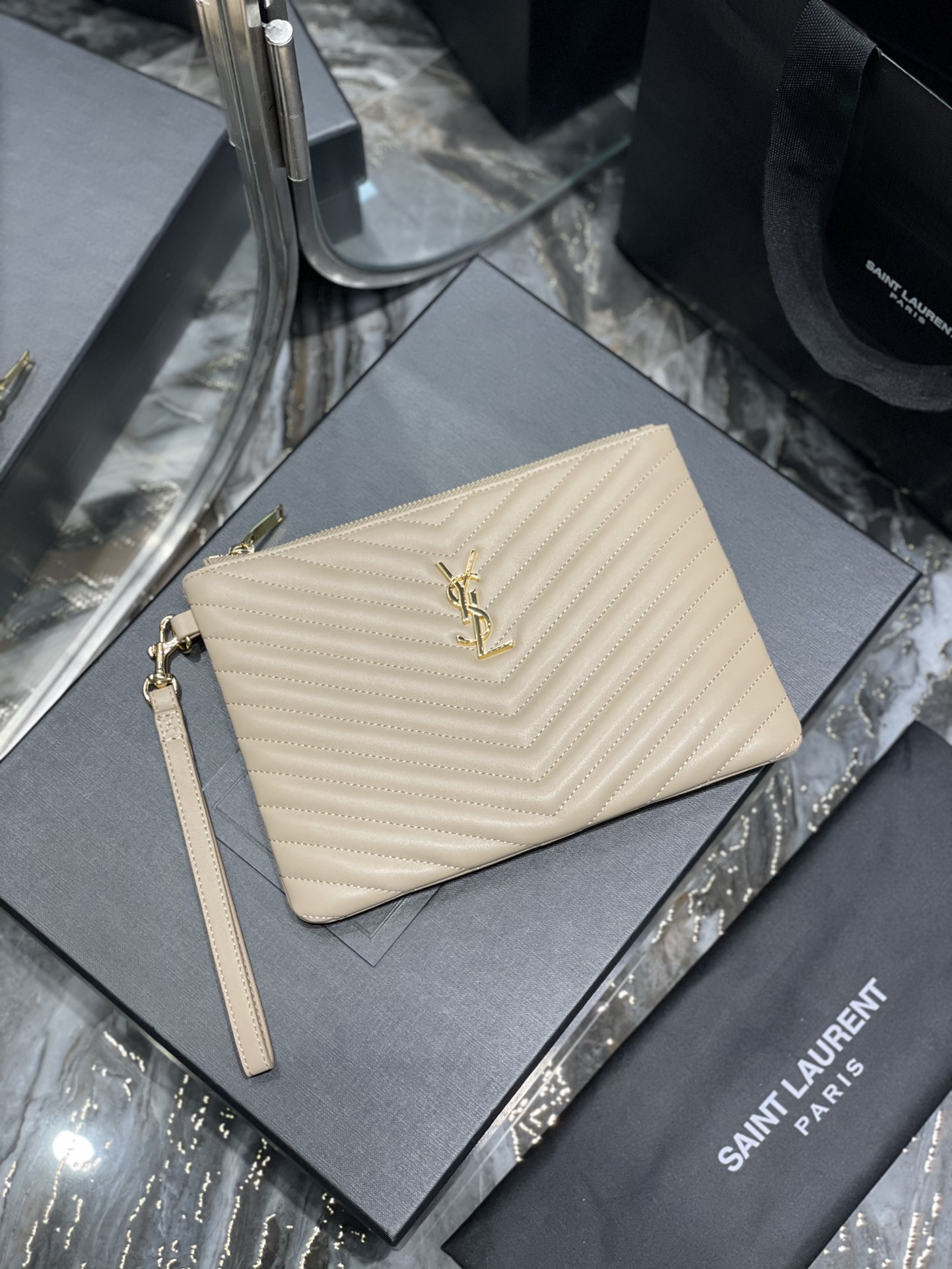 Handbags SAINT LAURENT 379039 size 24  17.5  1.5 cm - vstockx