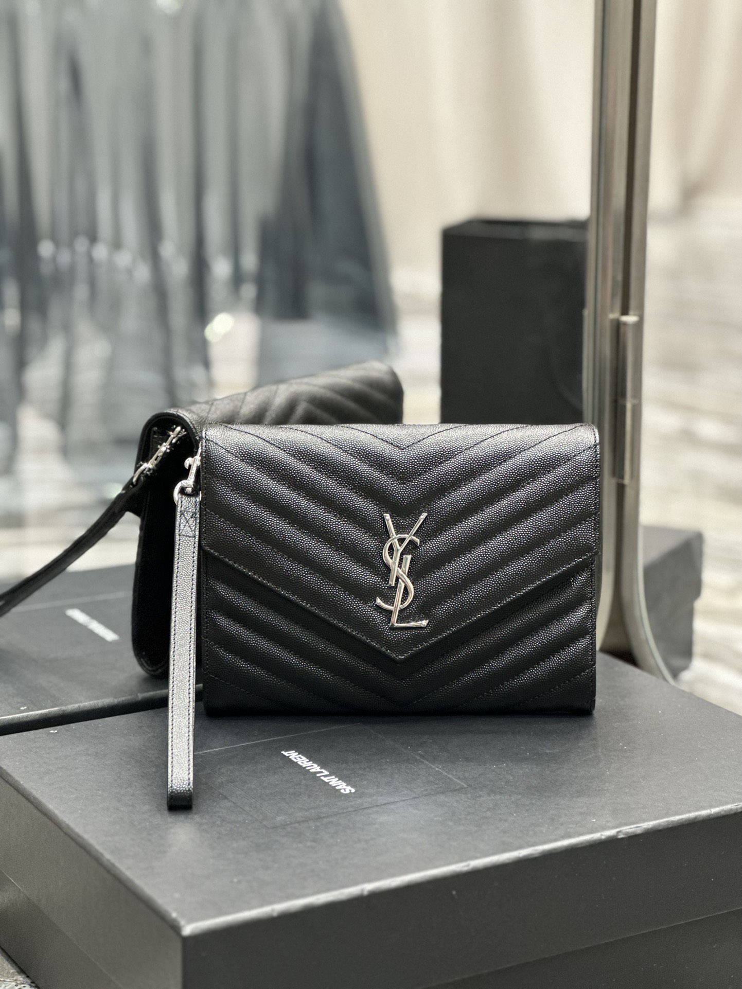 Handbags SAINT LAURENT 617662 size 21  6  3 cm - vstockx