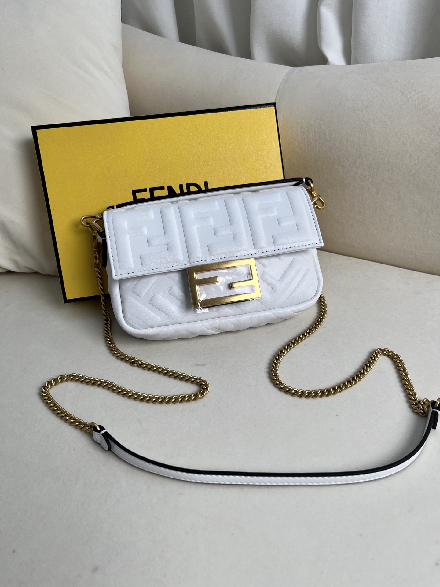 handbags FENDI 212 size:19*11.5*4cm - vstockx