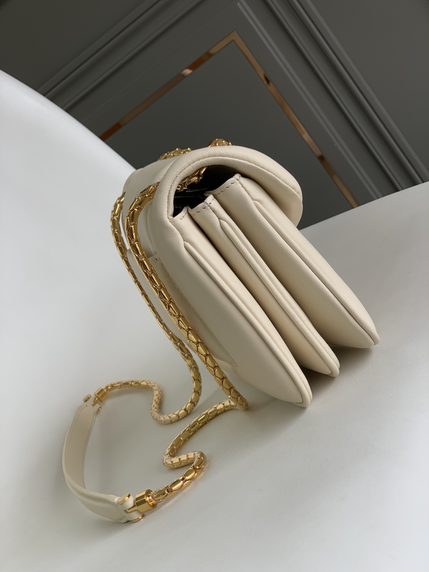 Handbags Bvlgari SERPENTI REVERSE size:22.5*15*7 cm - vstockx