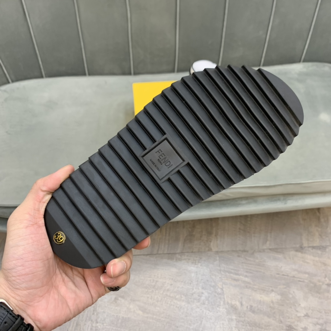 Fendi Slides 10 - vstockx