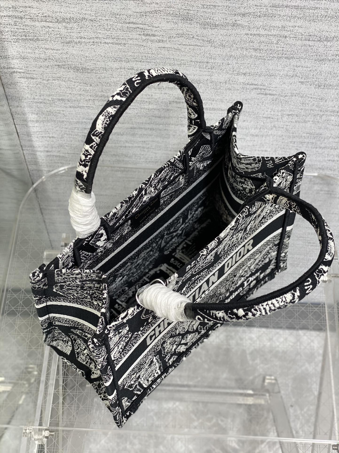 Handbag Dior size 26*8*22 cm - vstockx