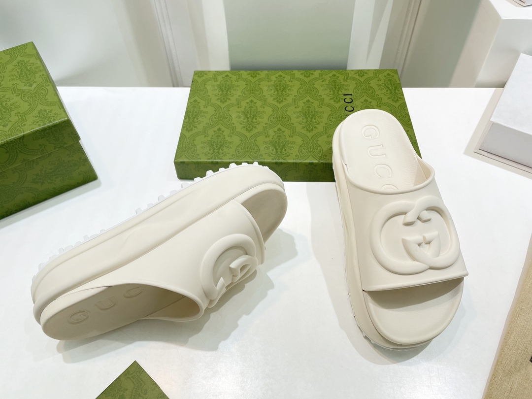 Gucci Women's slide sandal with Interlocking G WOMEN 5 - vstockx