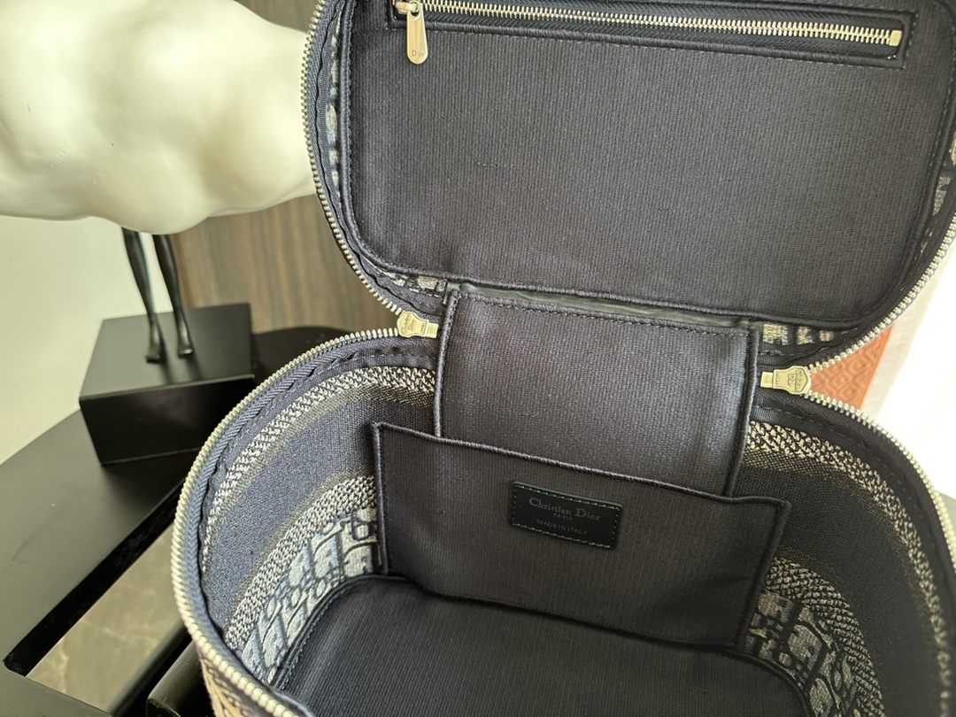 Handbags Dior Oblique size:25x 18x 8 cm - vstockx