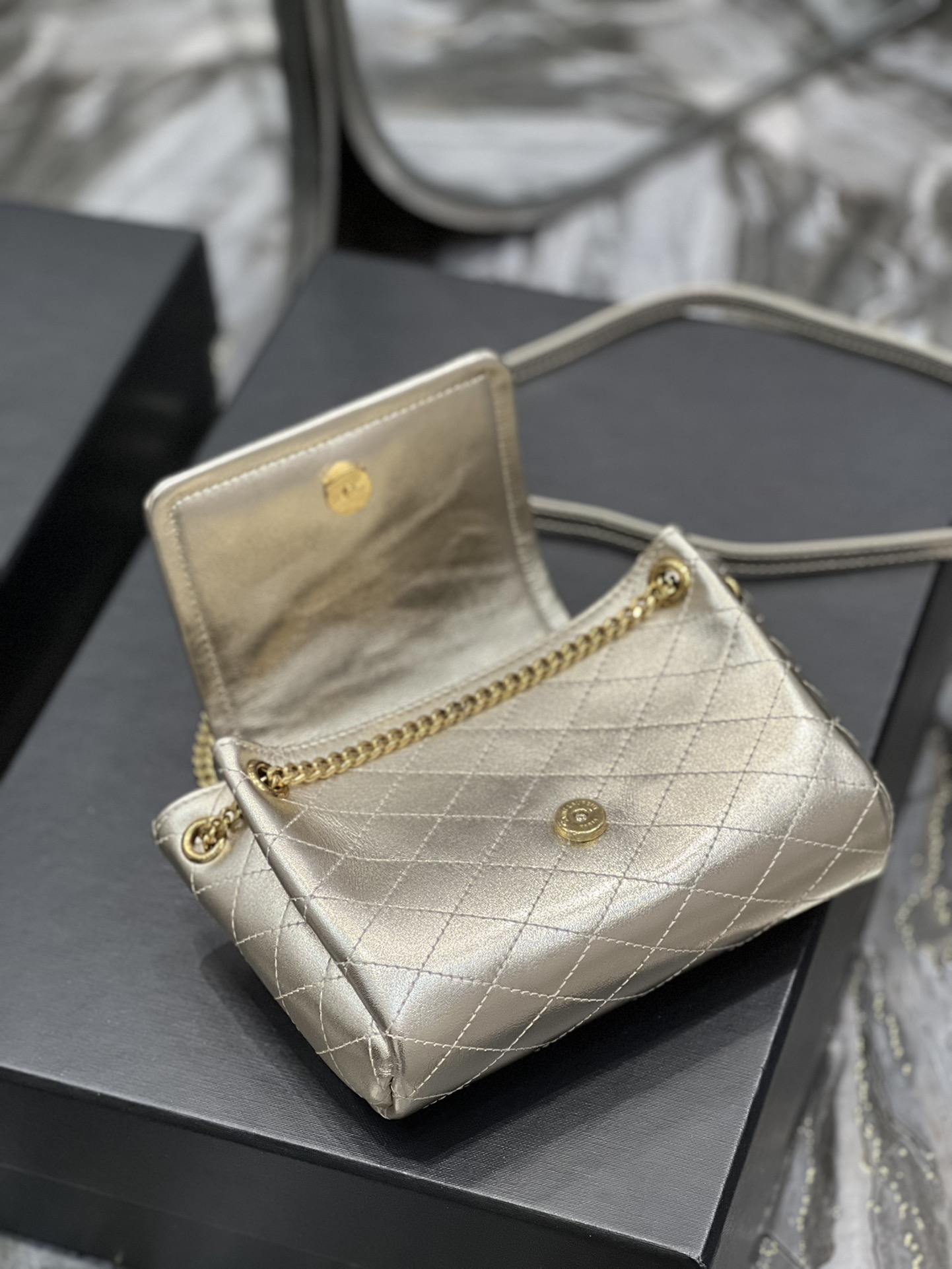 Handbags SAINT LAURENT 672738 size 18x13x6 cm - vstockx