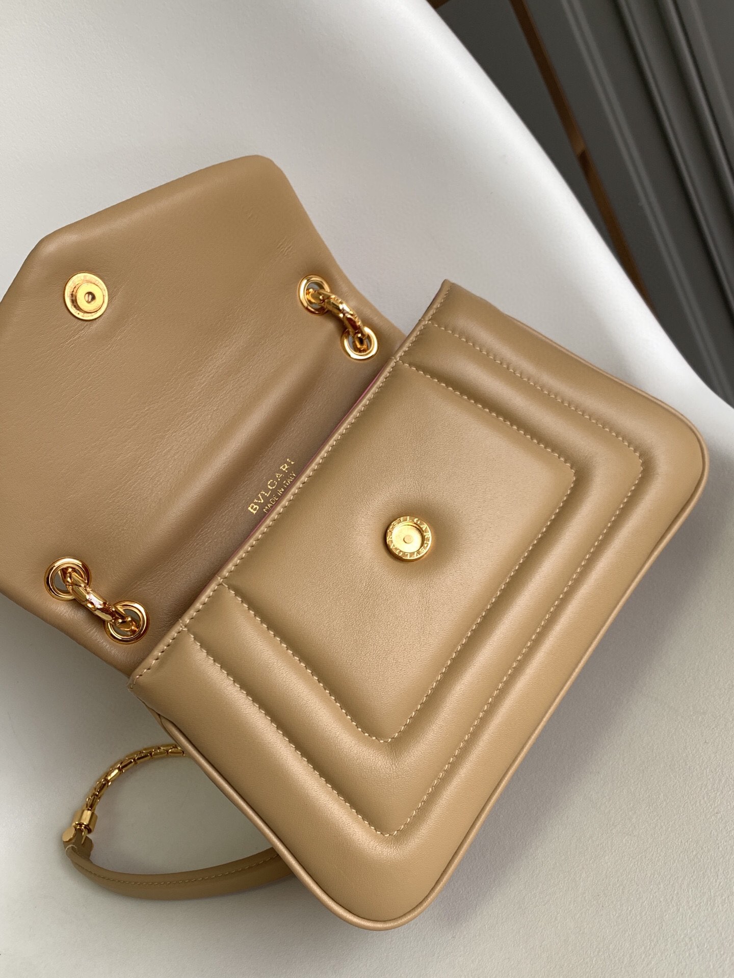 Handbags Bvlgari SERPENTI REVERSE size:22.5*15*7 cm - vstockx