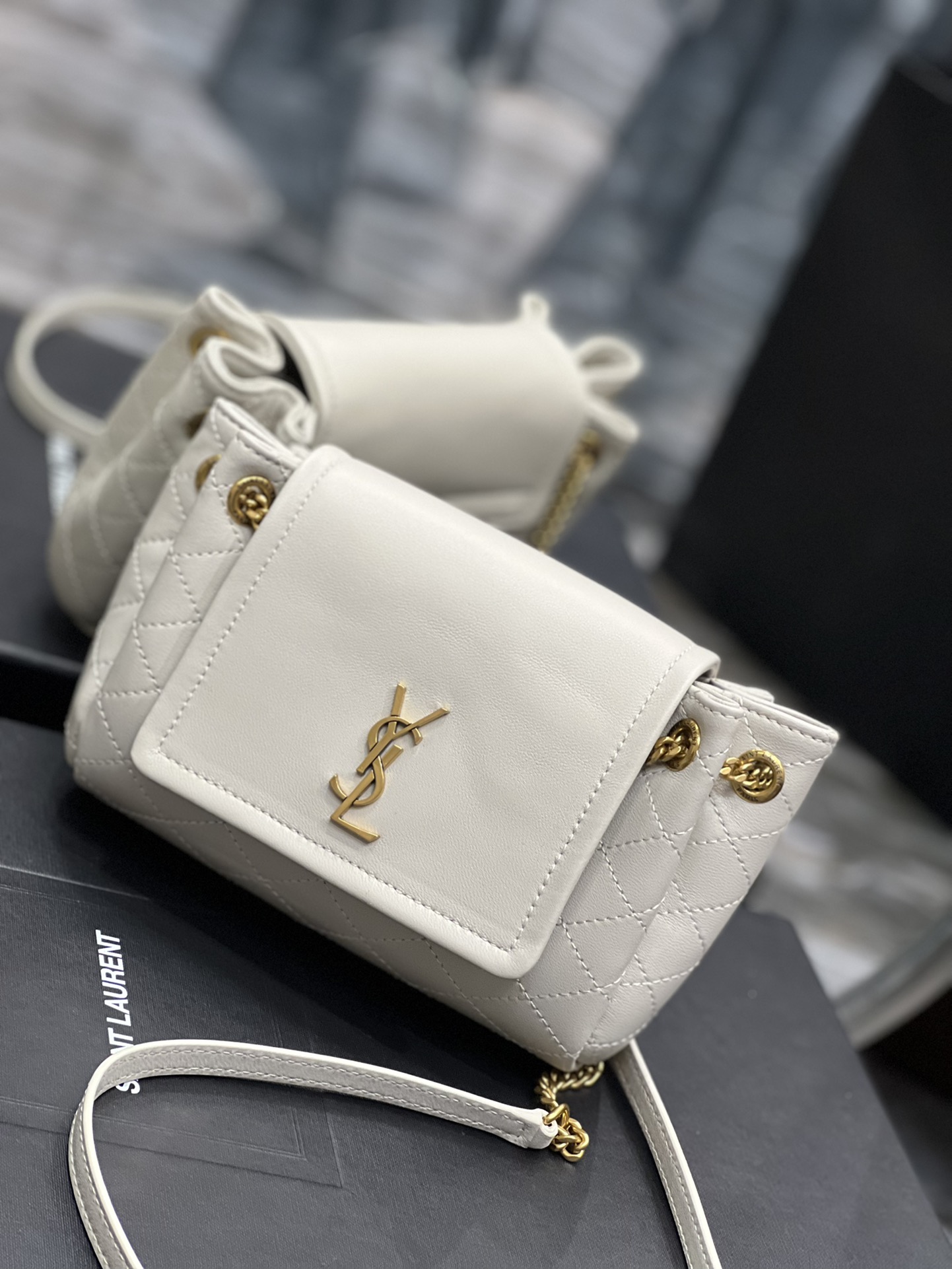Handbags SAINT LAURENT 672738 size 18x13x6 cm - vstockx