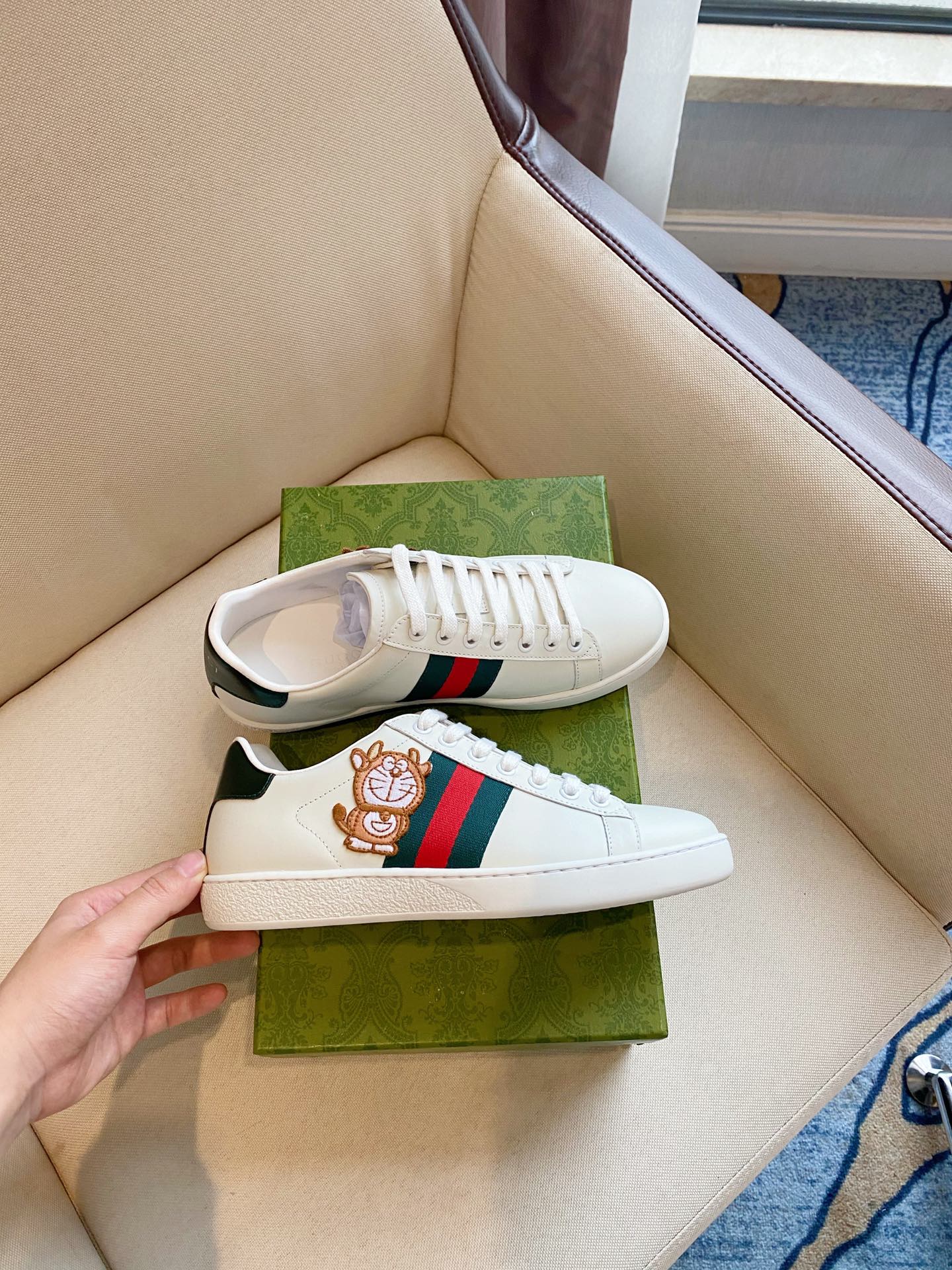 Gucci Women's Ace sneaker with bee sneaker 4 - vstockx