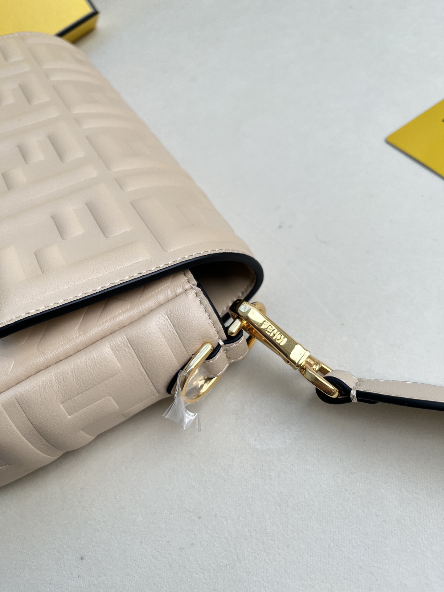 handbags FENDI 211 size:27*15*6cm - vstockx